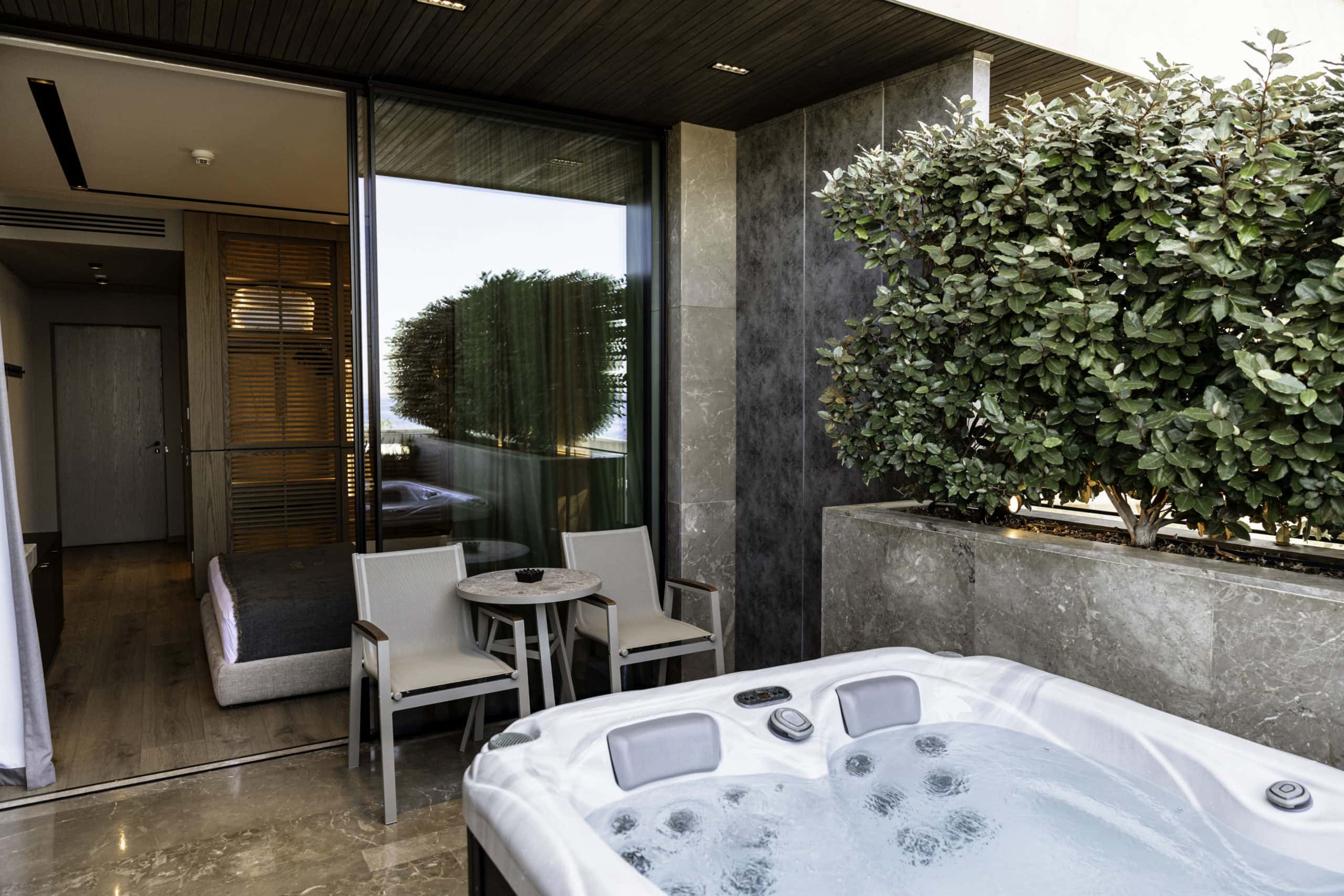 prado_luxury_hotel_room_standard-with-sea-view-jacuzzi-2