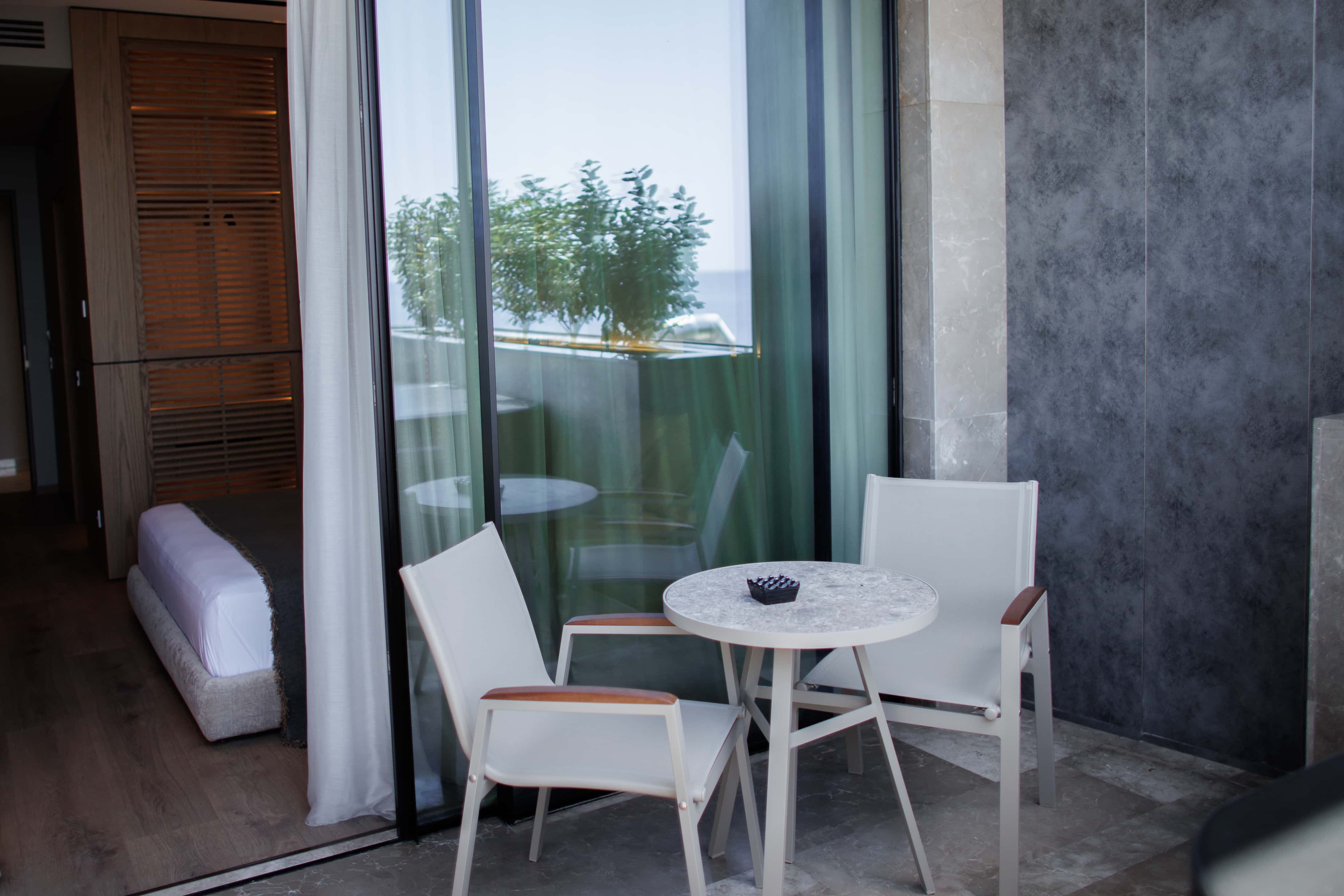 prado_luxury_hotel_room_standard_seaview_jacuzzi_balcony_table
