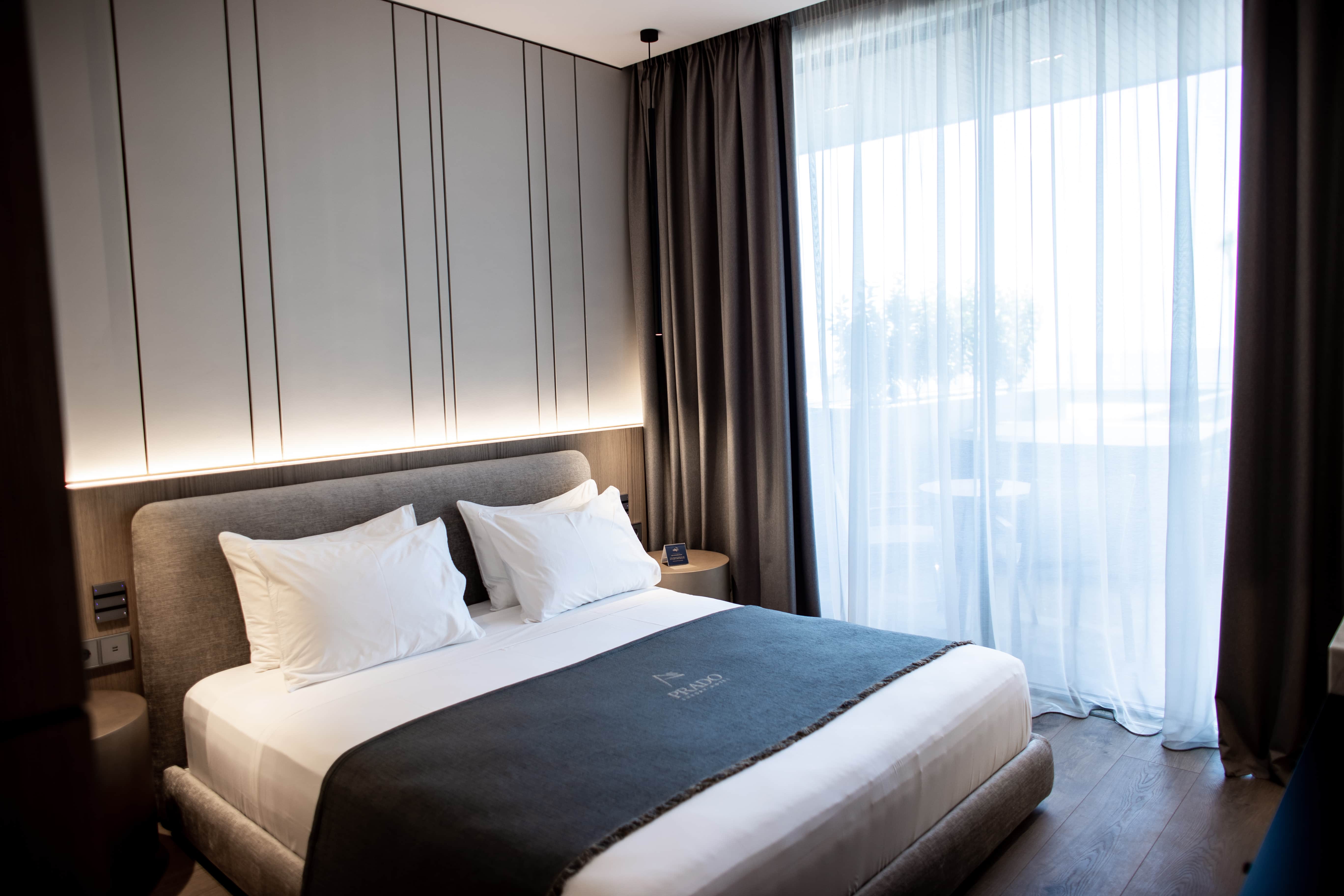 prado_luxury_hotel_room_standard_seaview_jacuzzi_bed_curtain