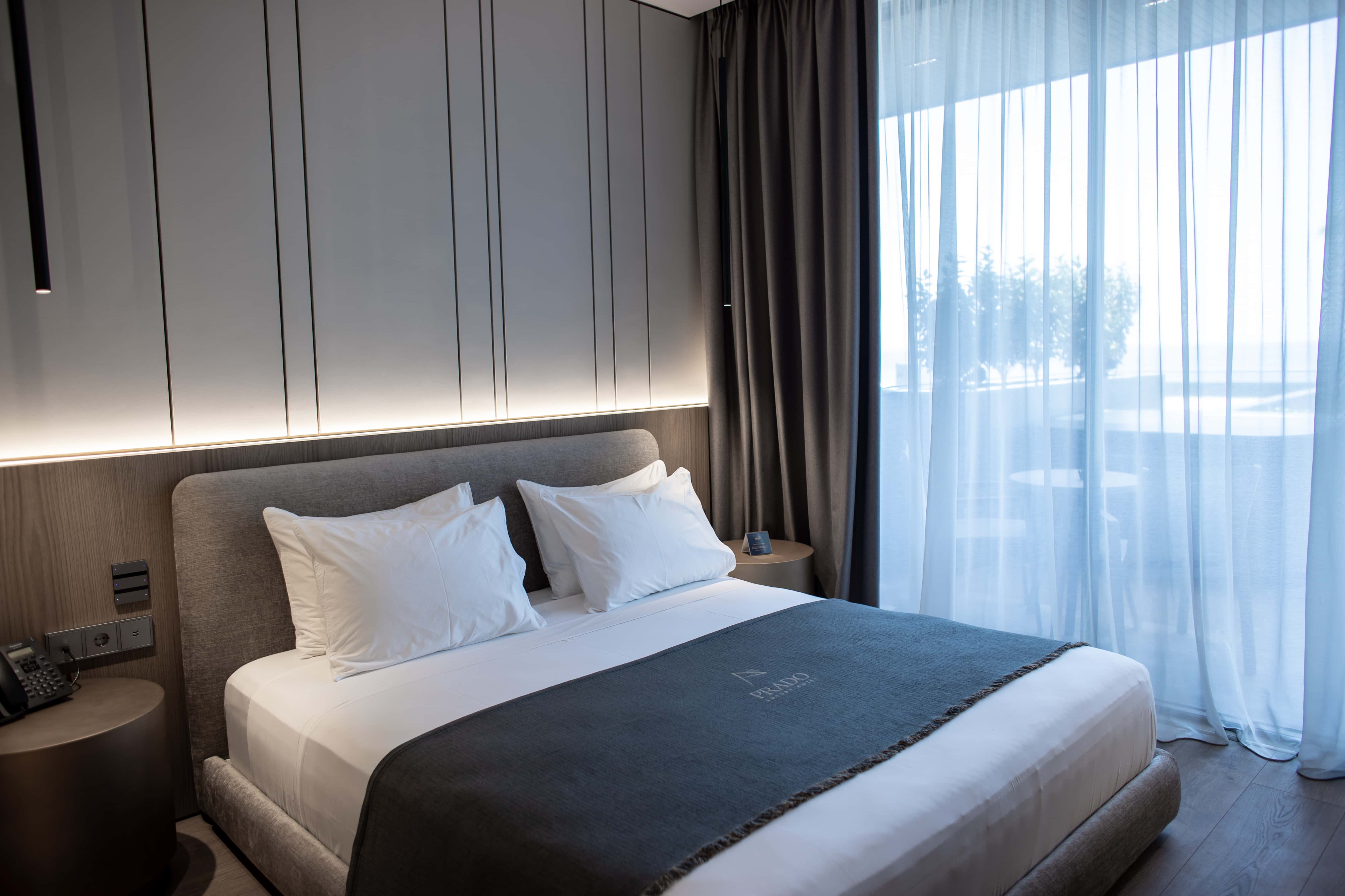 prado_luxury_hotel_room_standard_seaview_jacuzzi_bed_curtain_light