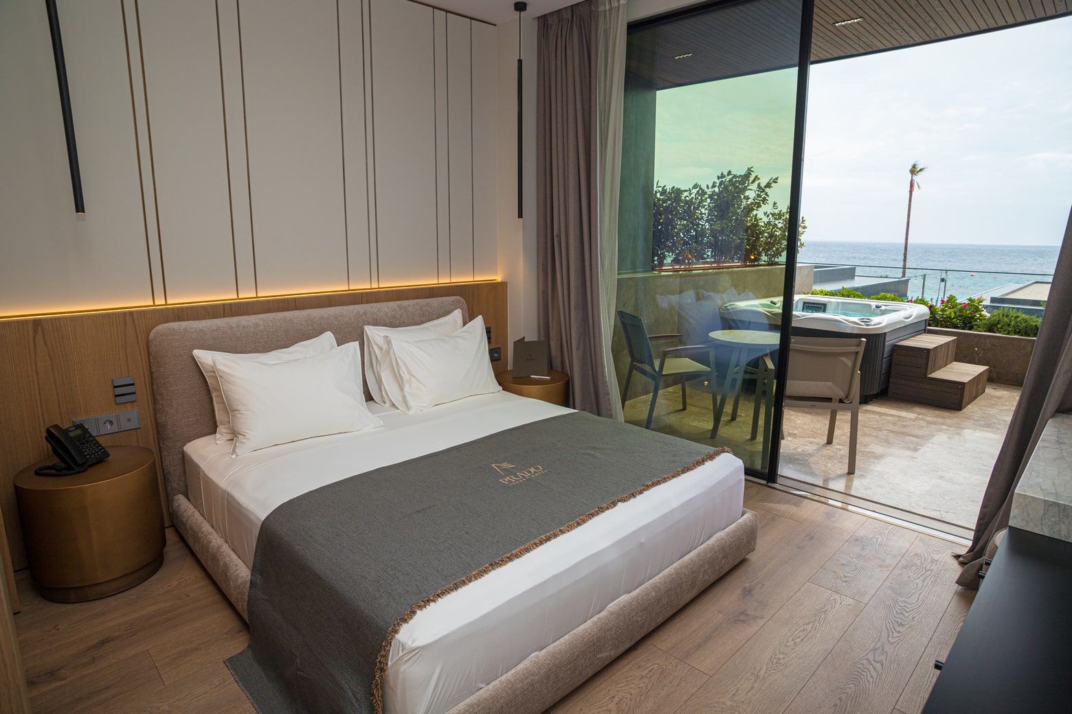 prado_luxury_hotel_room_standard_seaview_jacuzzi_full_view_balcony