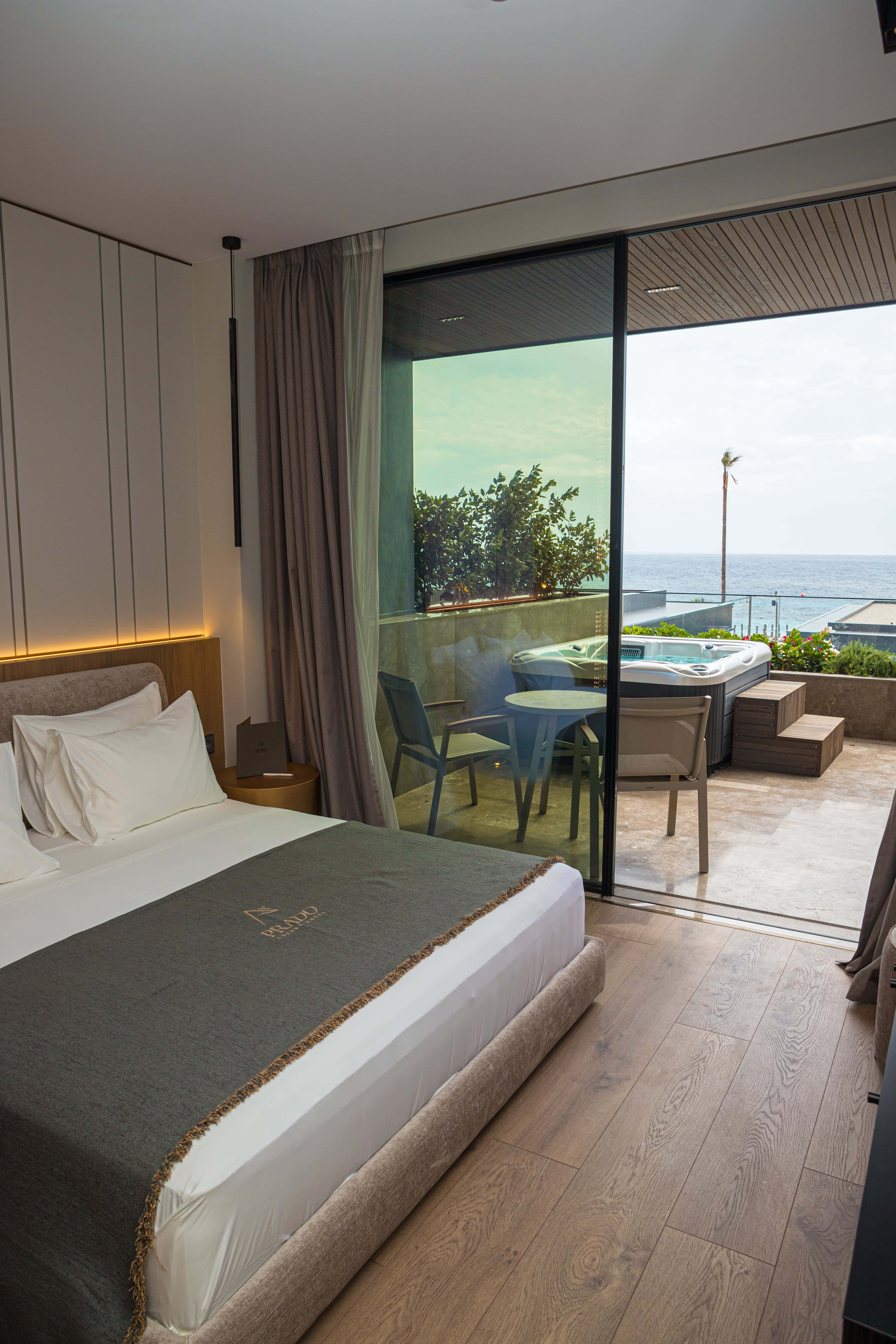 prado_luxury_hotel_room_standard_seaview_jacuzzi_side_view_balcony