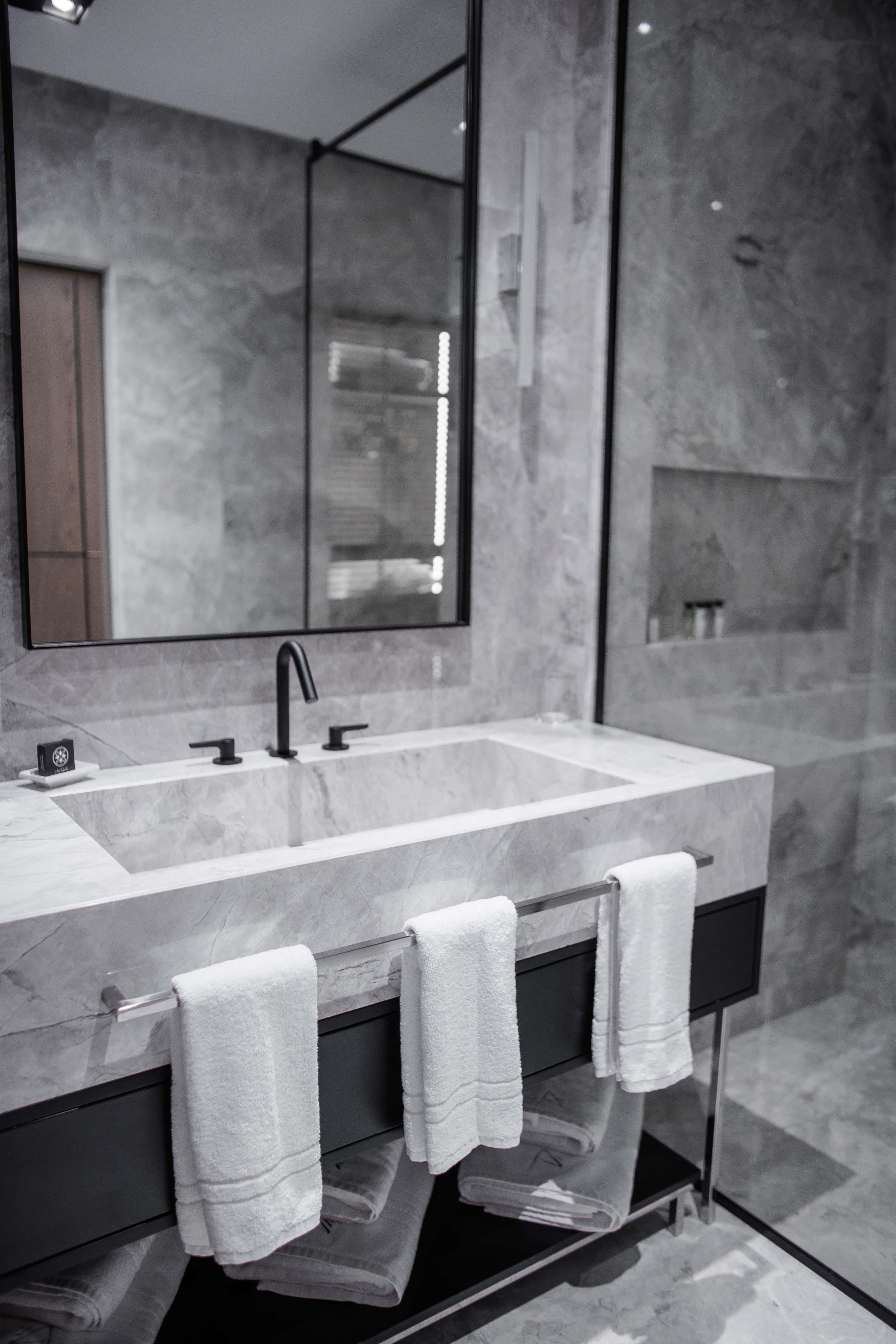 prado_luxury_hotel_room_standard_family_bathroom
