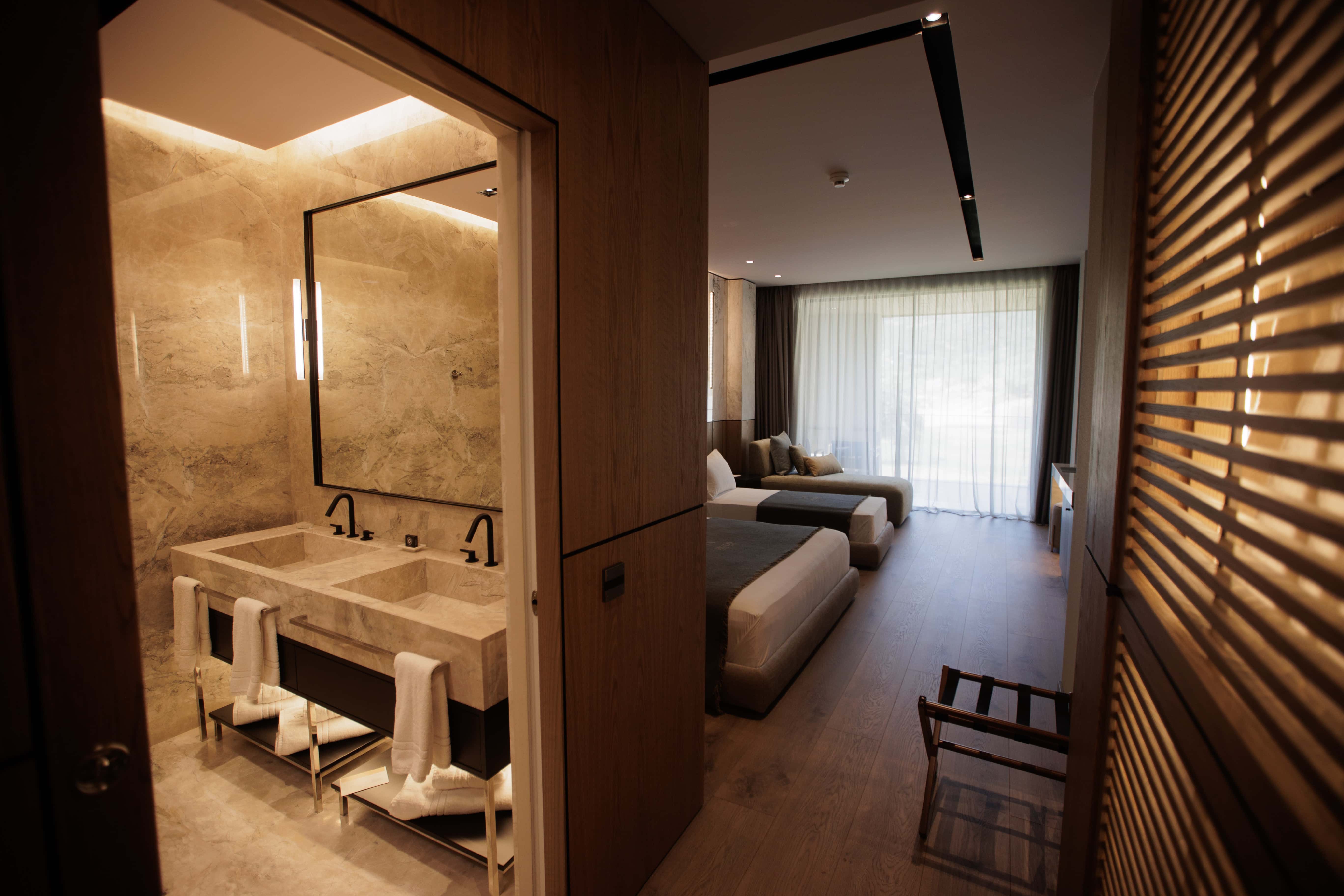 prado_luxury_hotel_room_standard_family_bathroom_view
