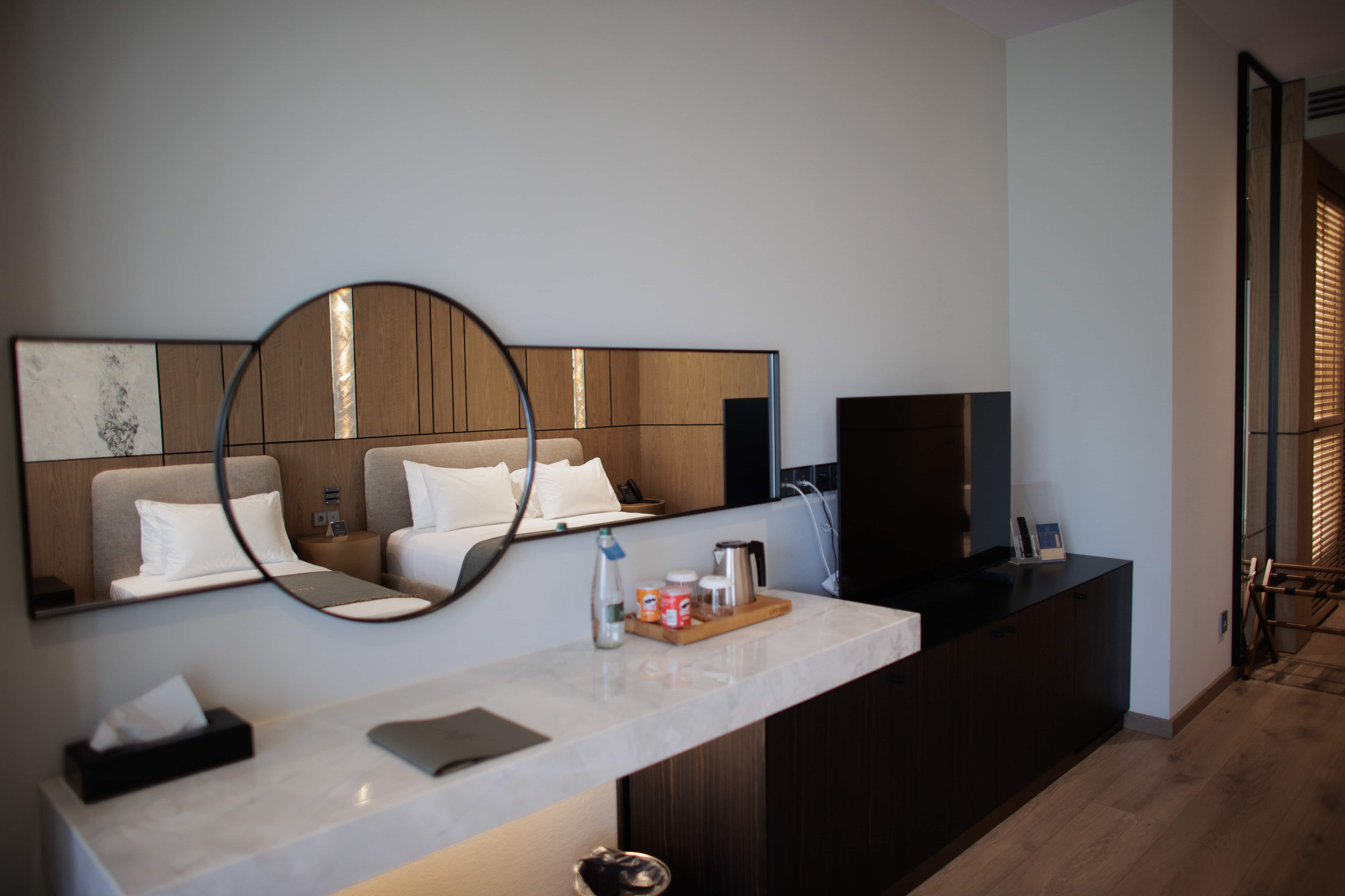 prado_luxury_hotel_room_standard_family_counter_mirror_tv