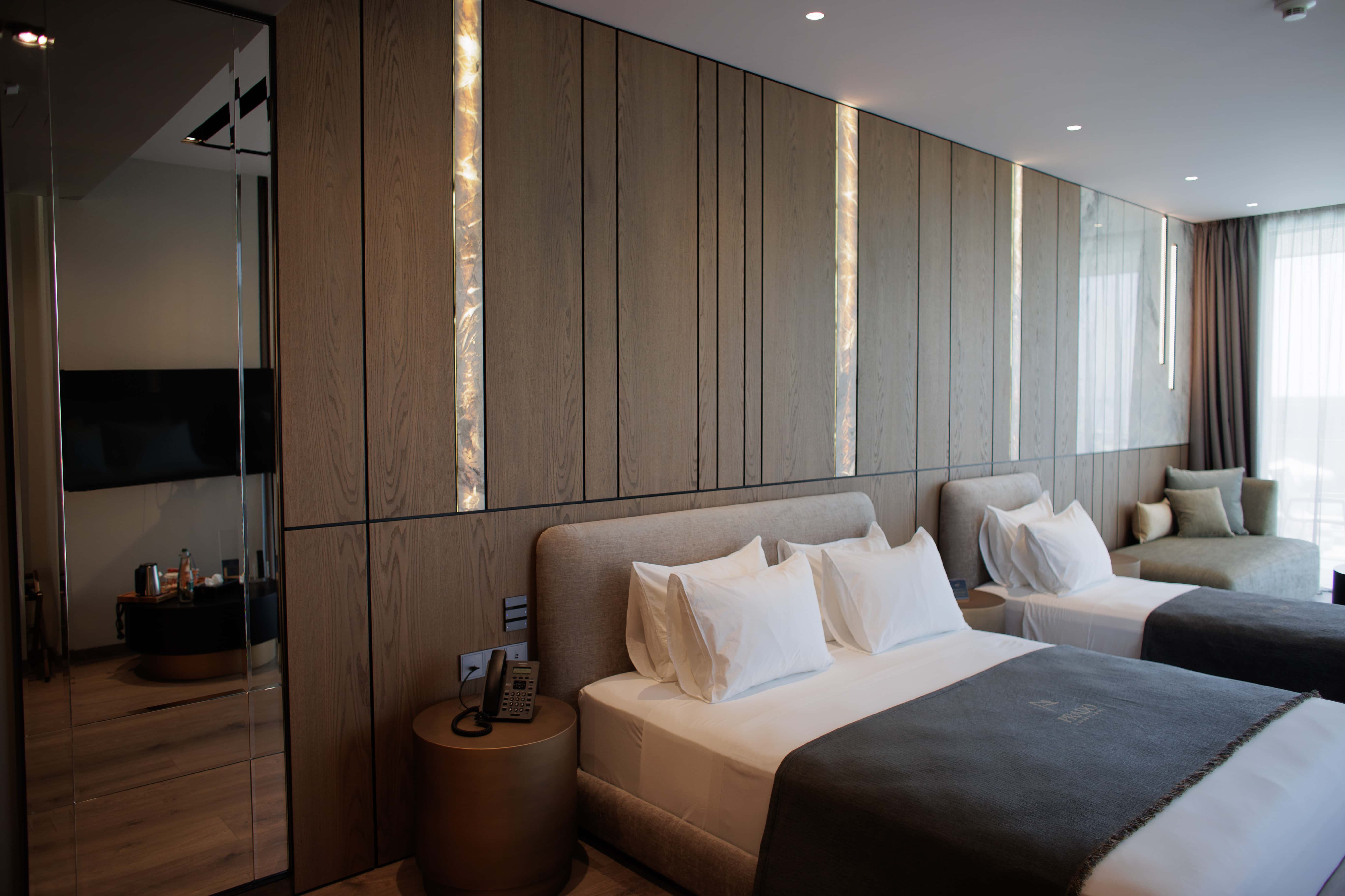 prado_luxury_hotel_room_standard_family_inner_view_lights