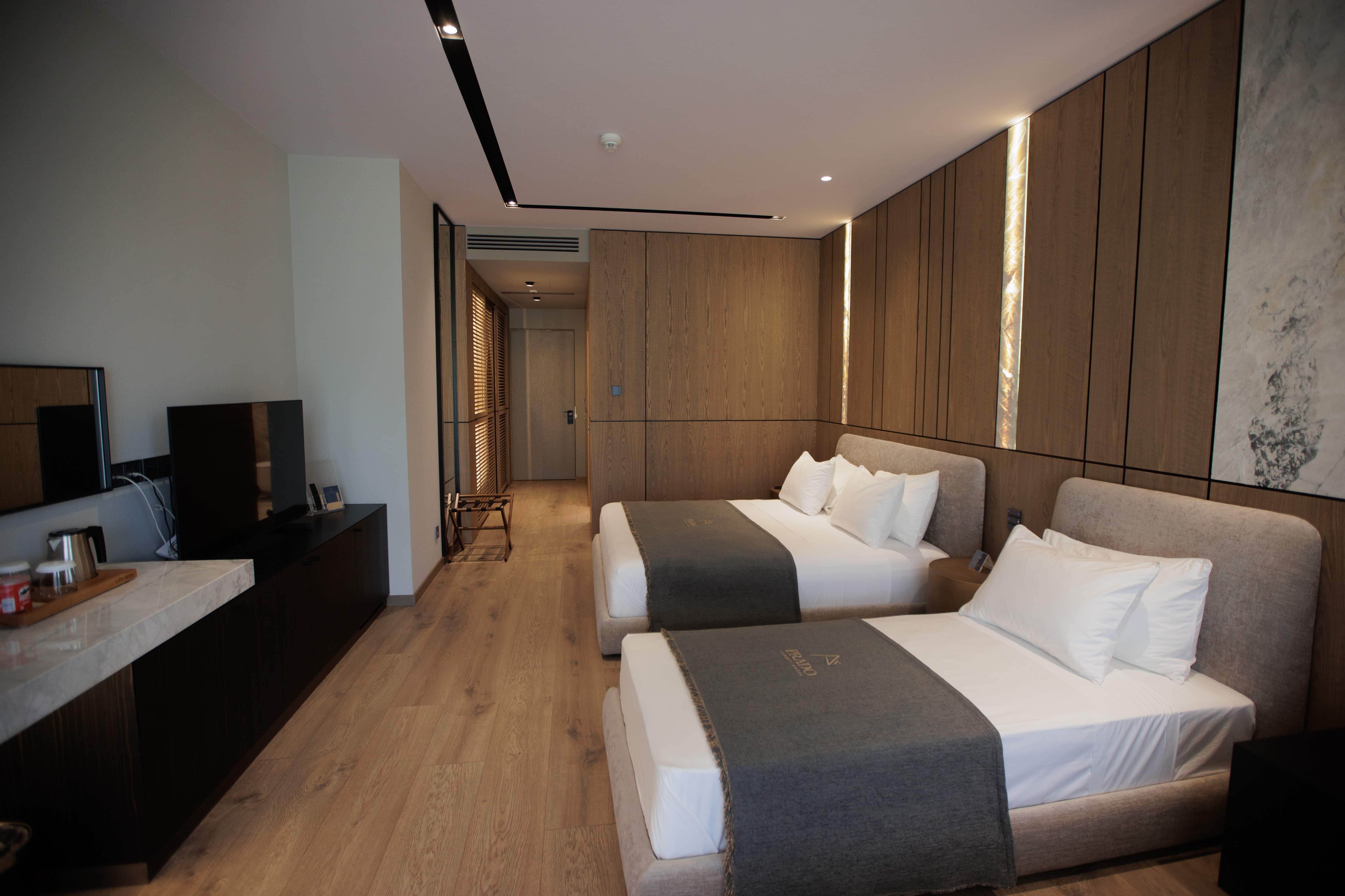 prado_luxury_hotel_room_standard_family_side_view