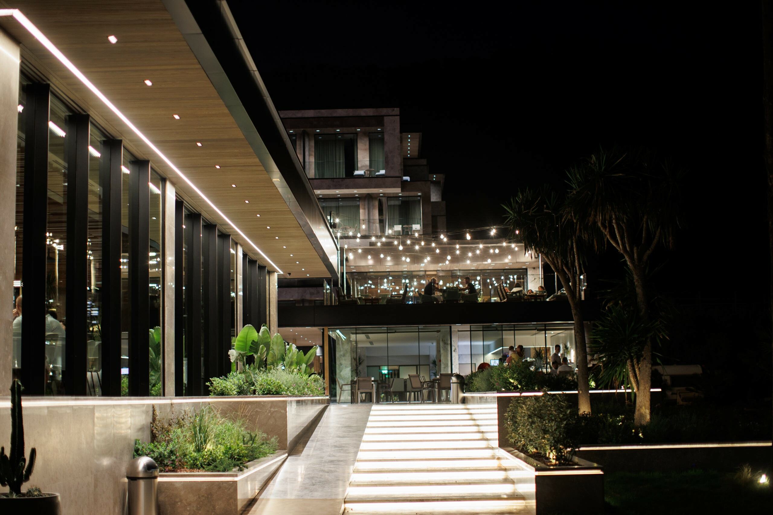 prado_luxury_hotel_beach_entrance_night_view