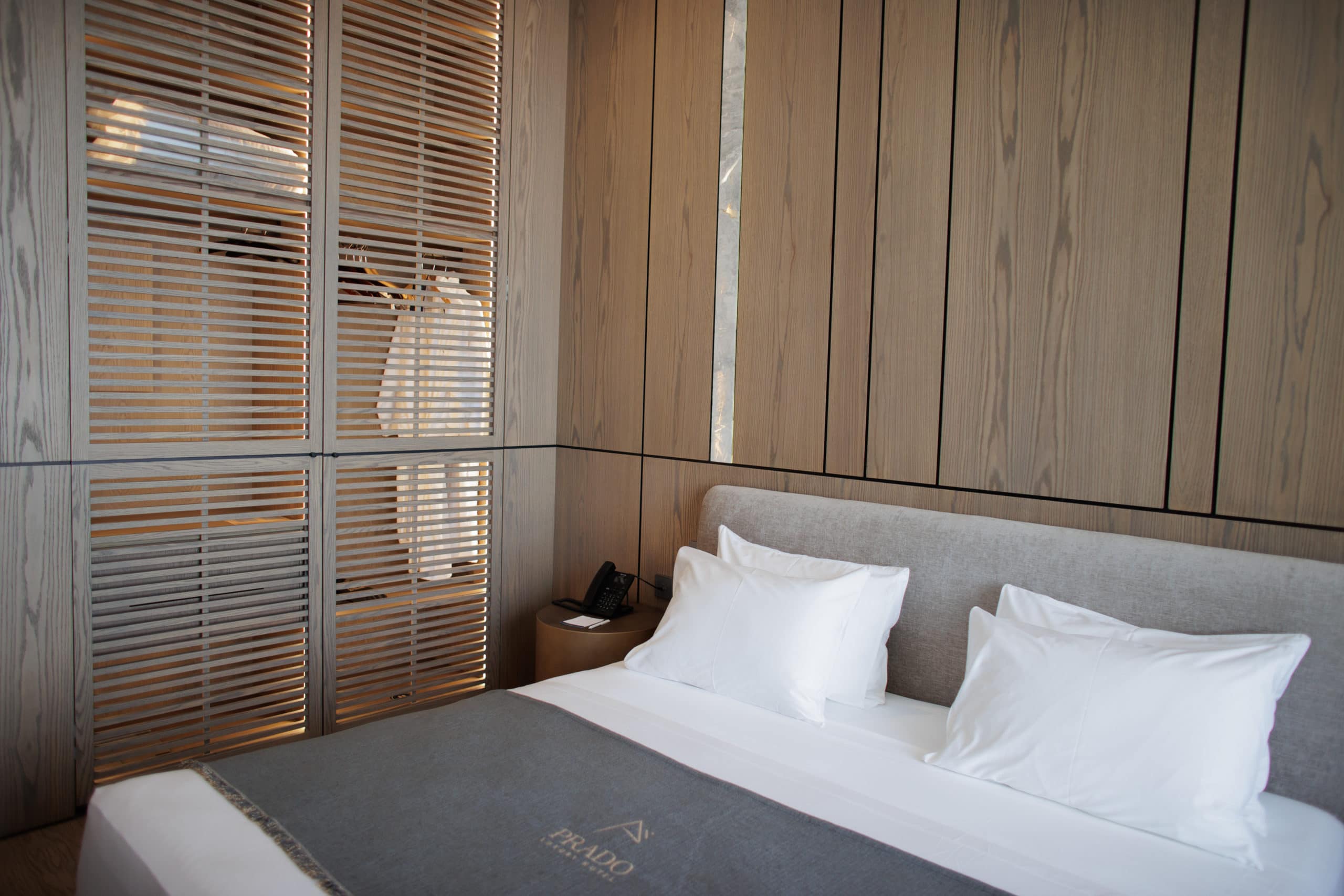 prado_luxury_hotel_bed_closet