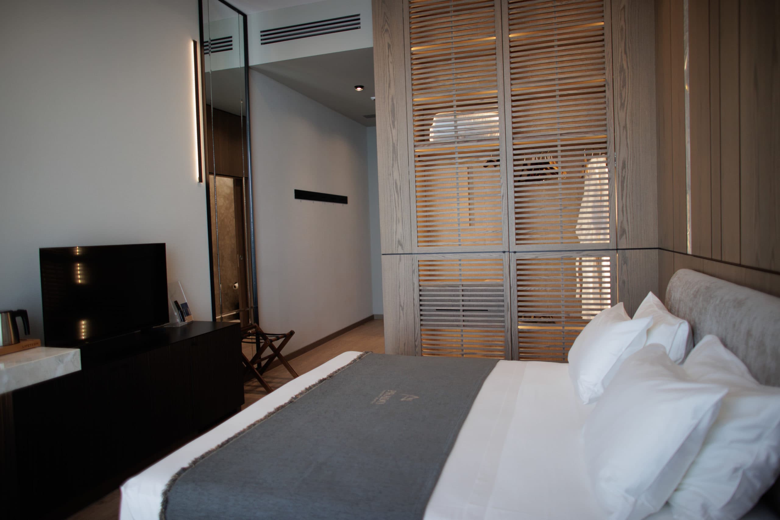 prado_luxury_hotel_bed_wardrobe_view