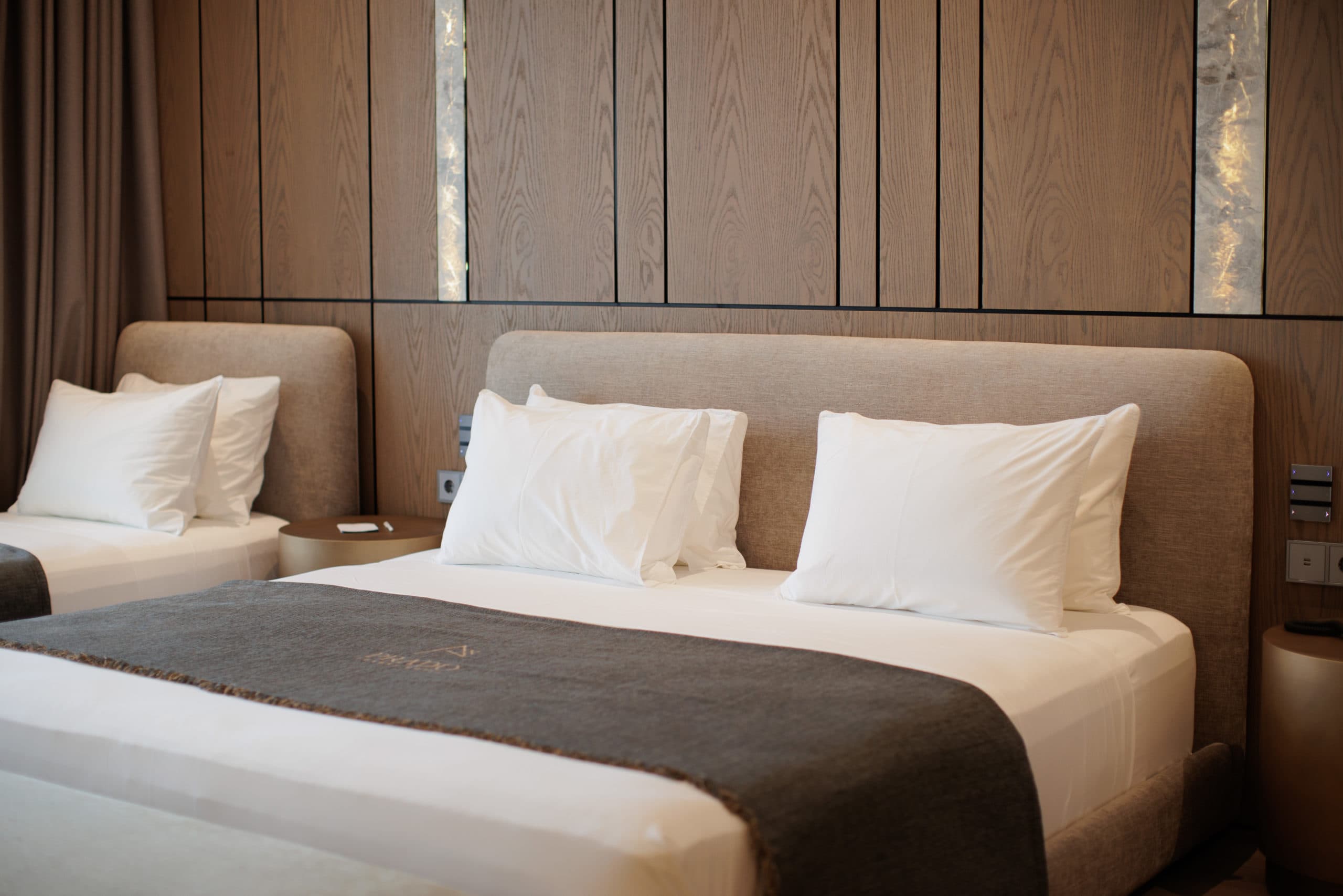 prado_luxury_hotel_family_suite_bed_closeup