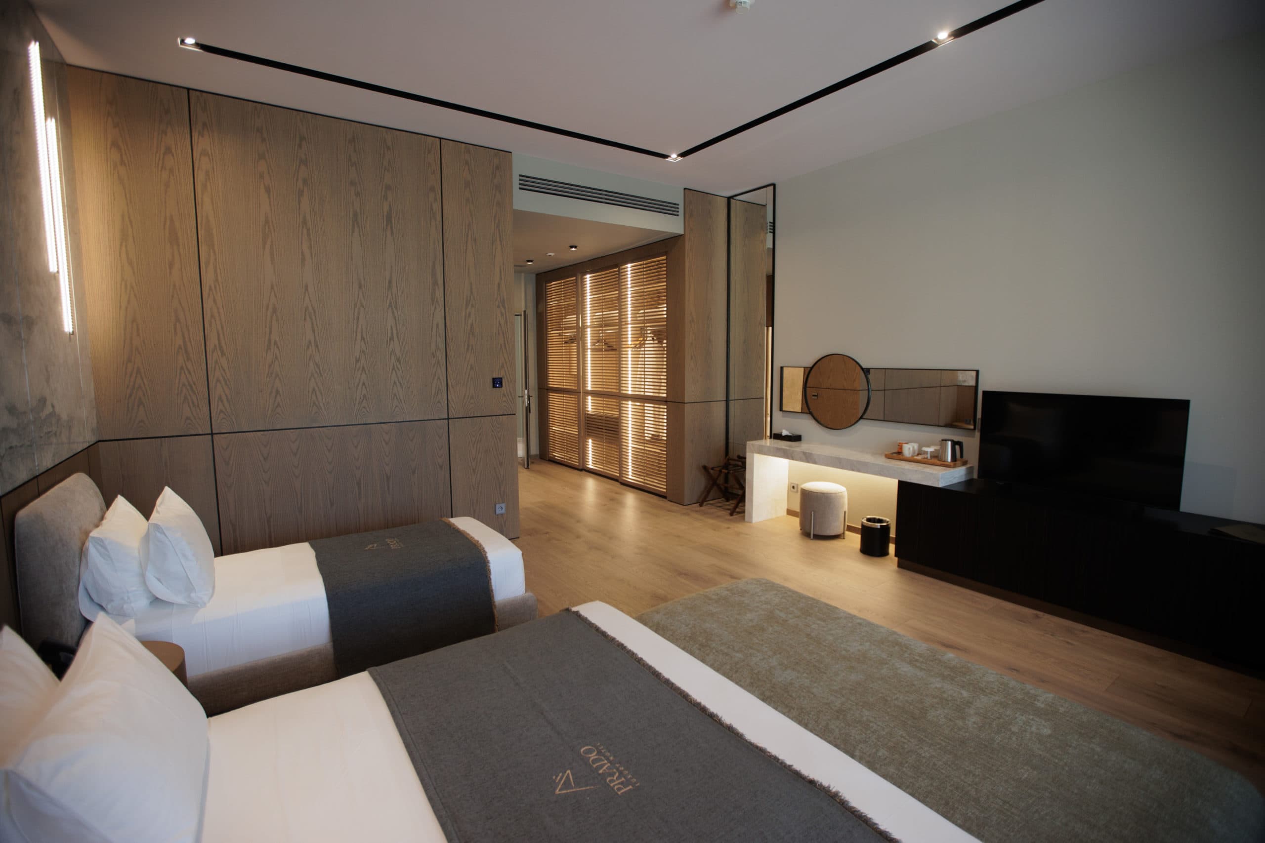 prado_luxury_hotel_family_suite_entrance_closet_view