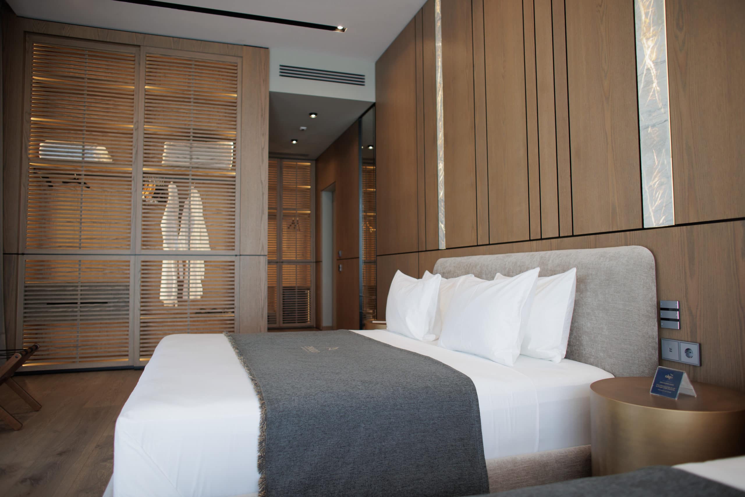 prado_luxury_hotel_junior_double_bed_side_view