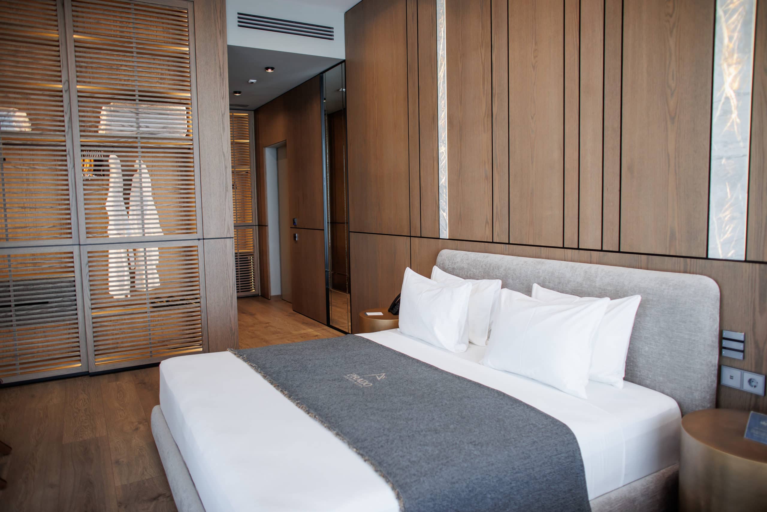prado_luxury_hotel_junior_suite_bed_closet_view