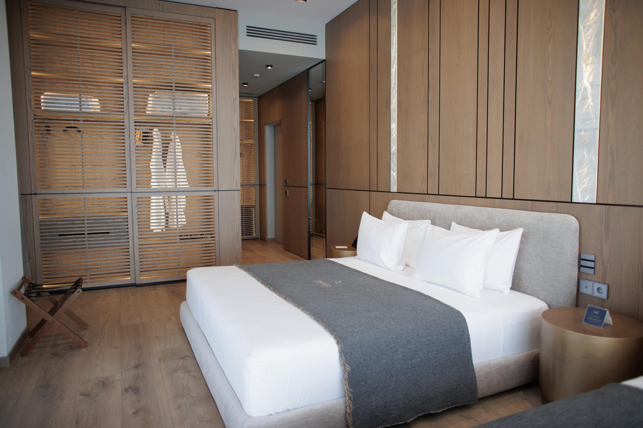 prado_luxury_hotel_junior_suite_bed_closet_view_full