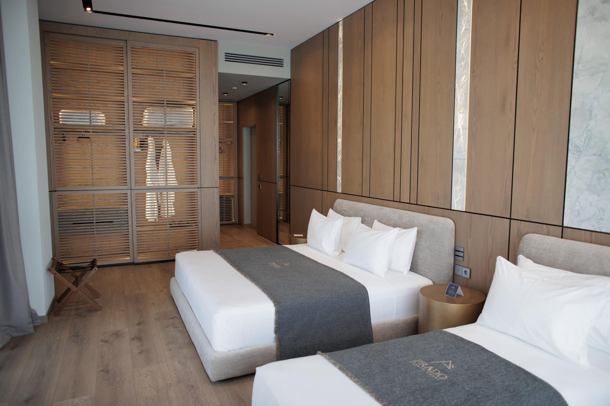 prado_luxury_hotel_junior_suite_beds_side_view