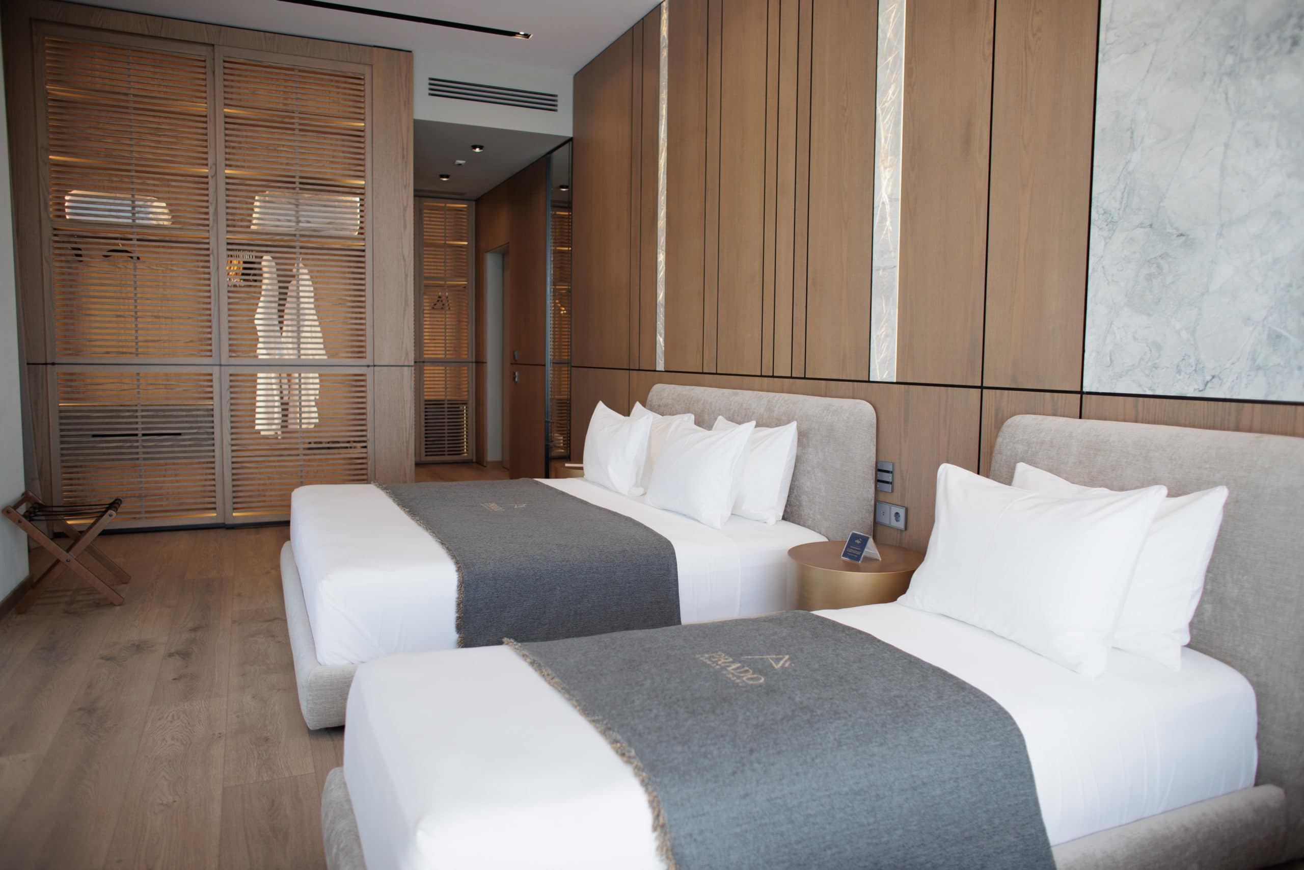 prado_luxury_hotel_junior_suite_side_view