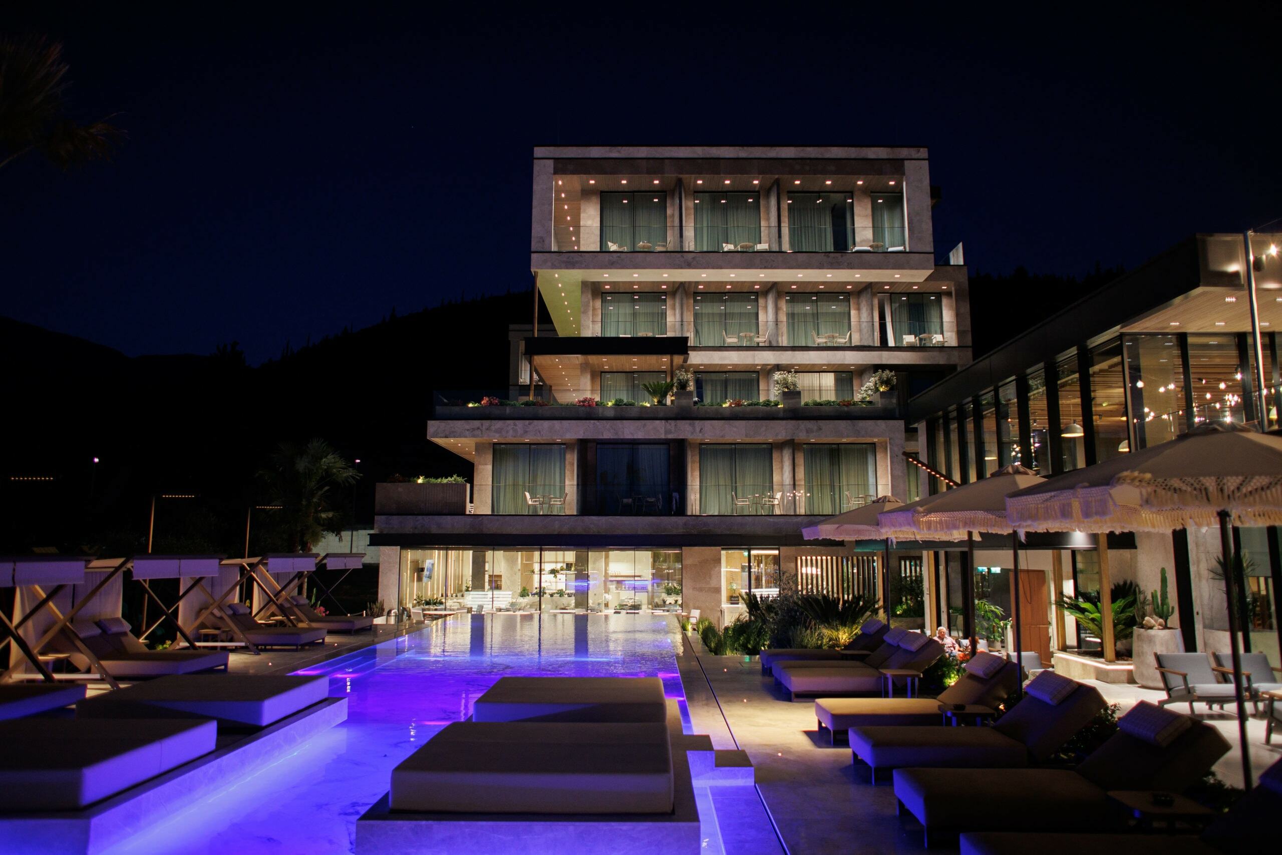 prado_luxury_hotel_night_view