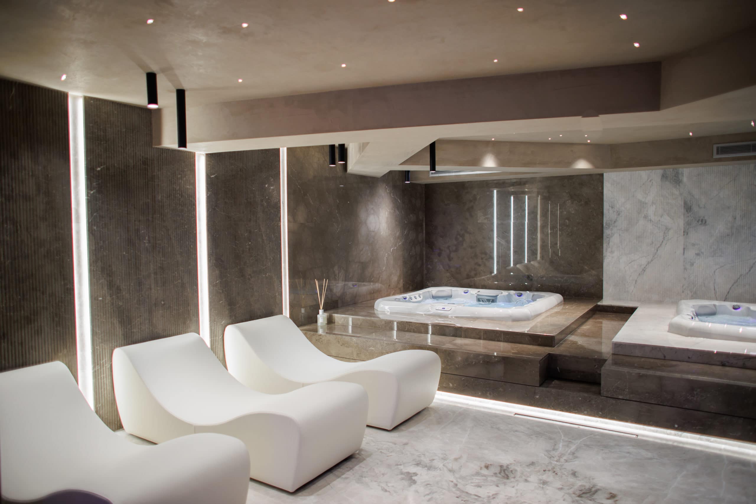 prado_luxury_hotel_spa_jacuzzi_room