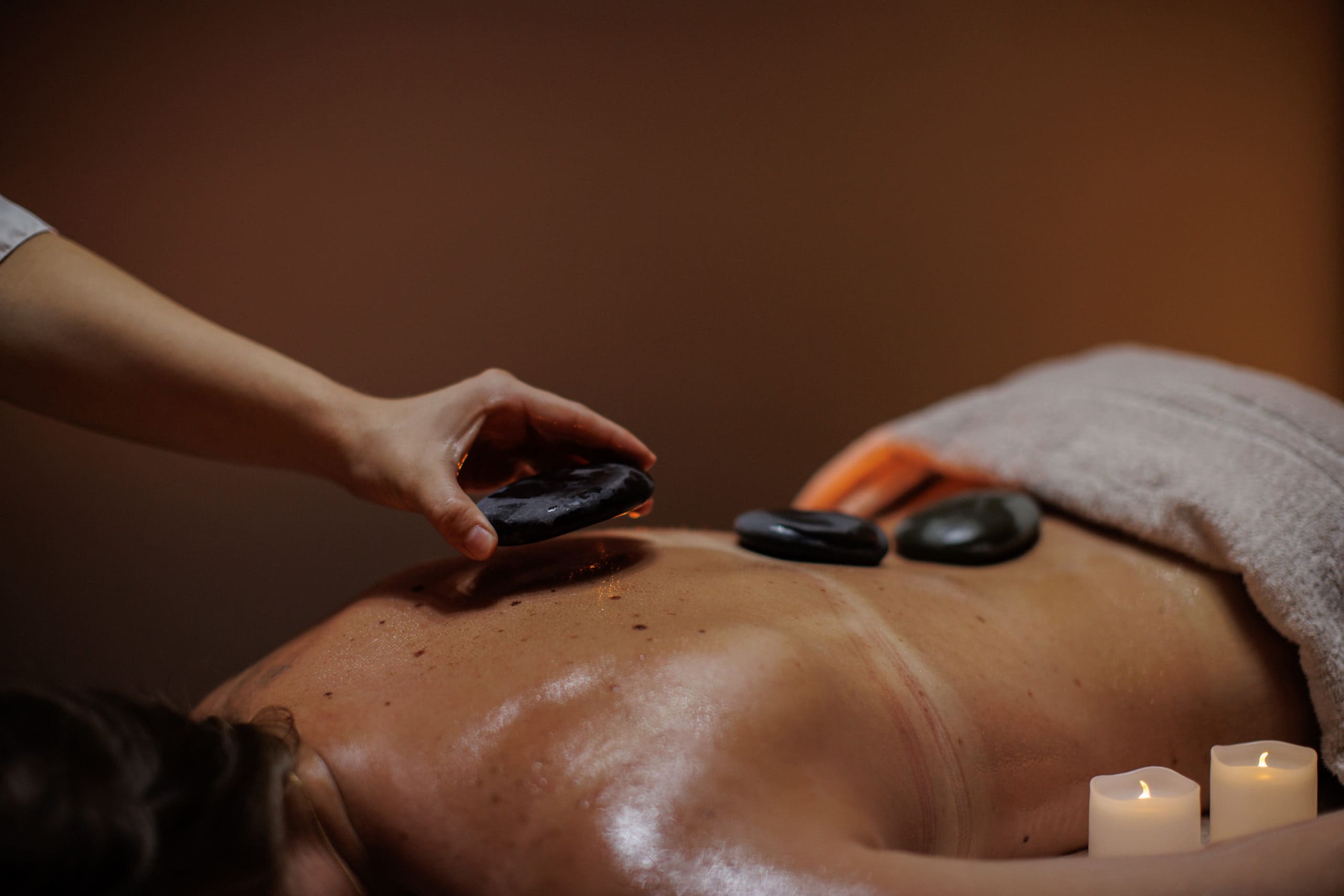 prado_luxury_hotel_spa_massage_stones