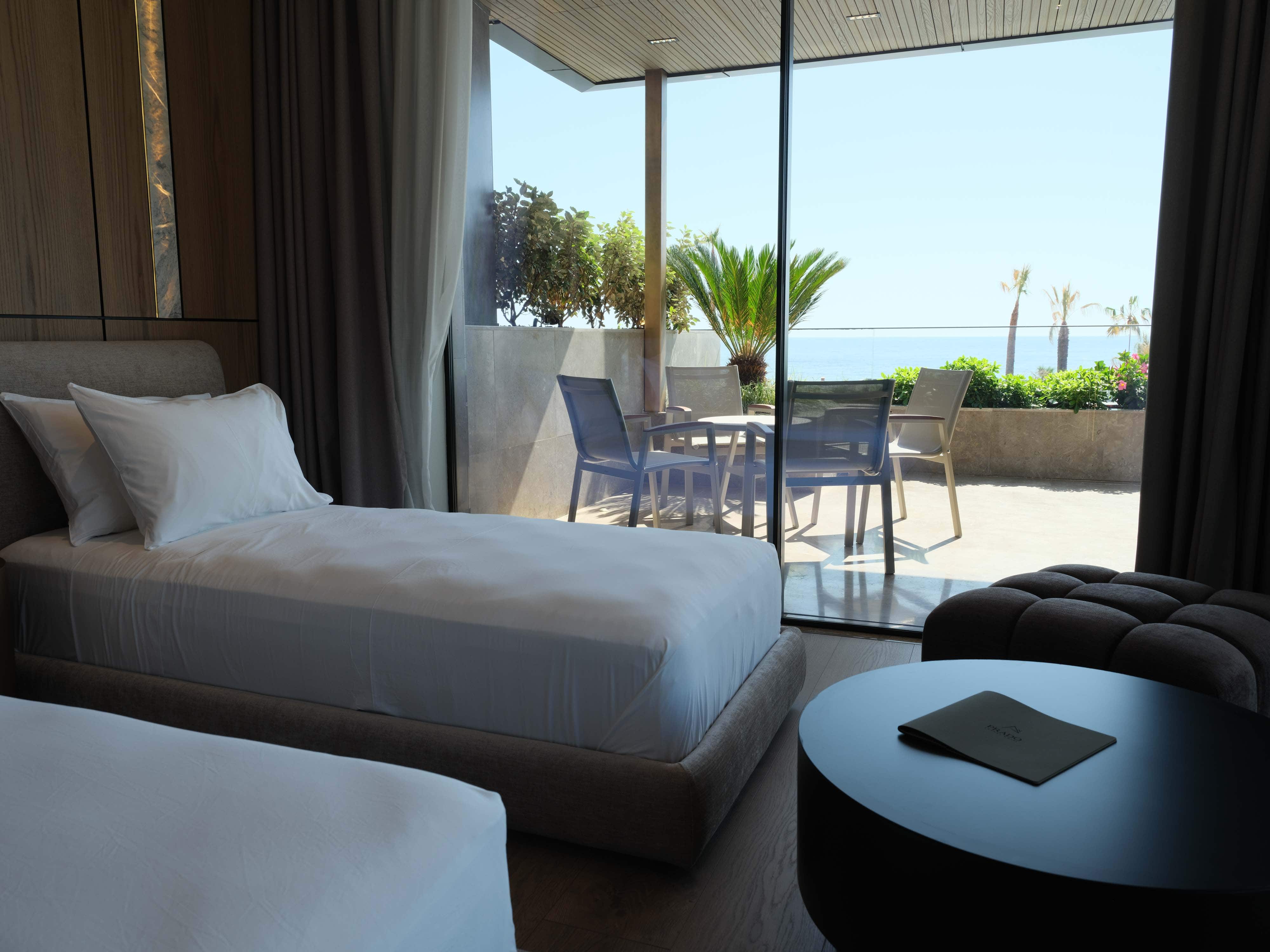 prado_luxury_hotel_deluxe_suite_balcony_doors_light