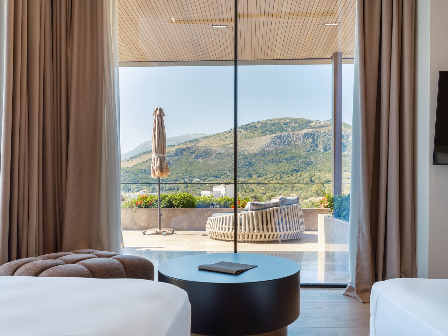 prado_luxury_hotel_deluxe_suite_balcony_view