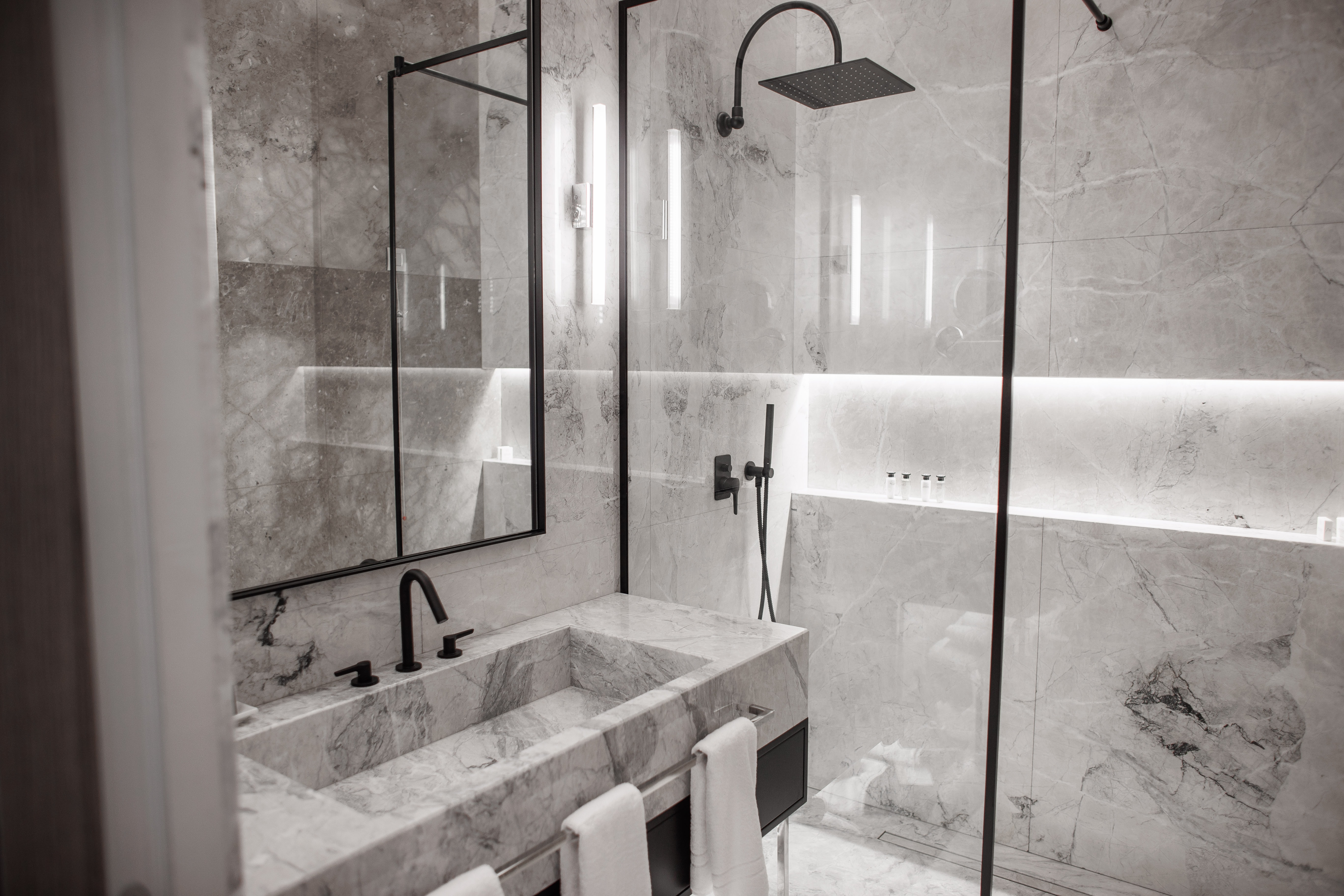 prado_luxury_hotel_deluxe_suite_bathroom