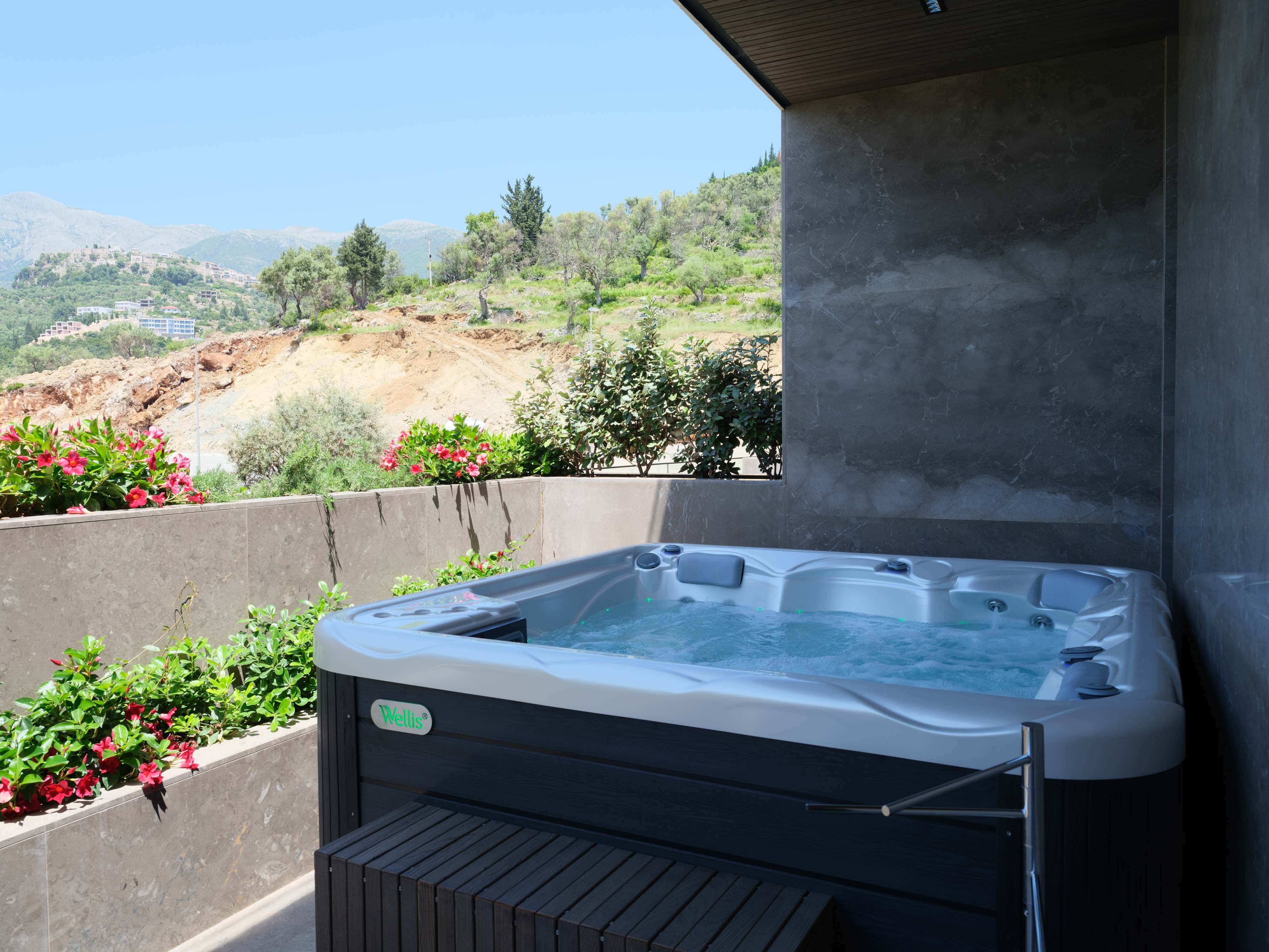 prado_luxury_hotel_deluxe_suite_jacuzzi_in_balcony
