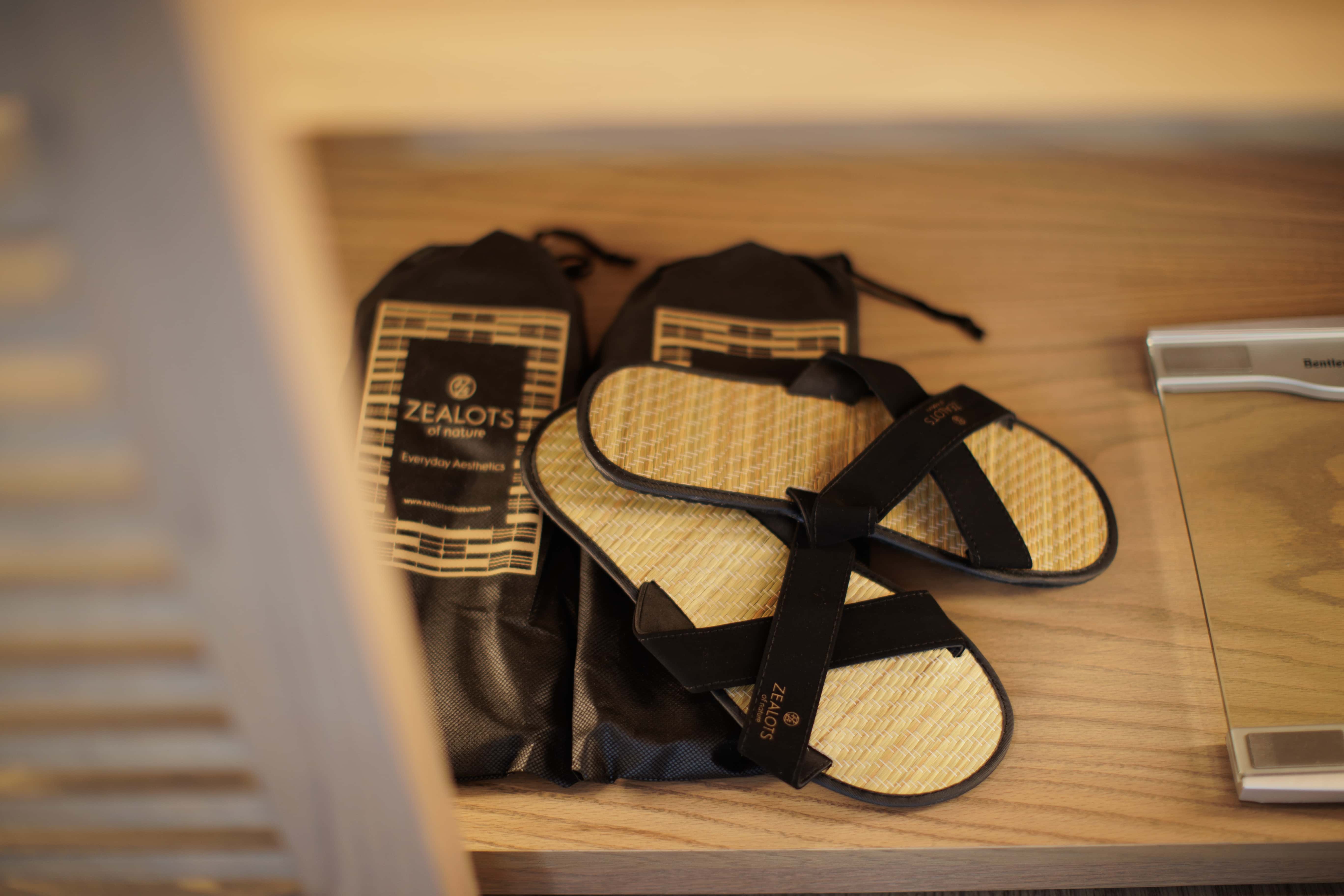 prado_luxury_hotel_deluxe_suite_slippers