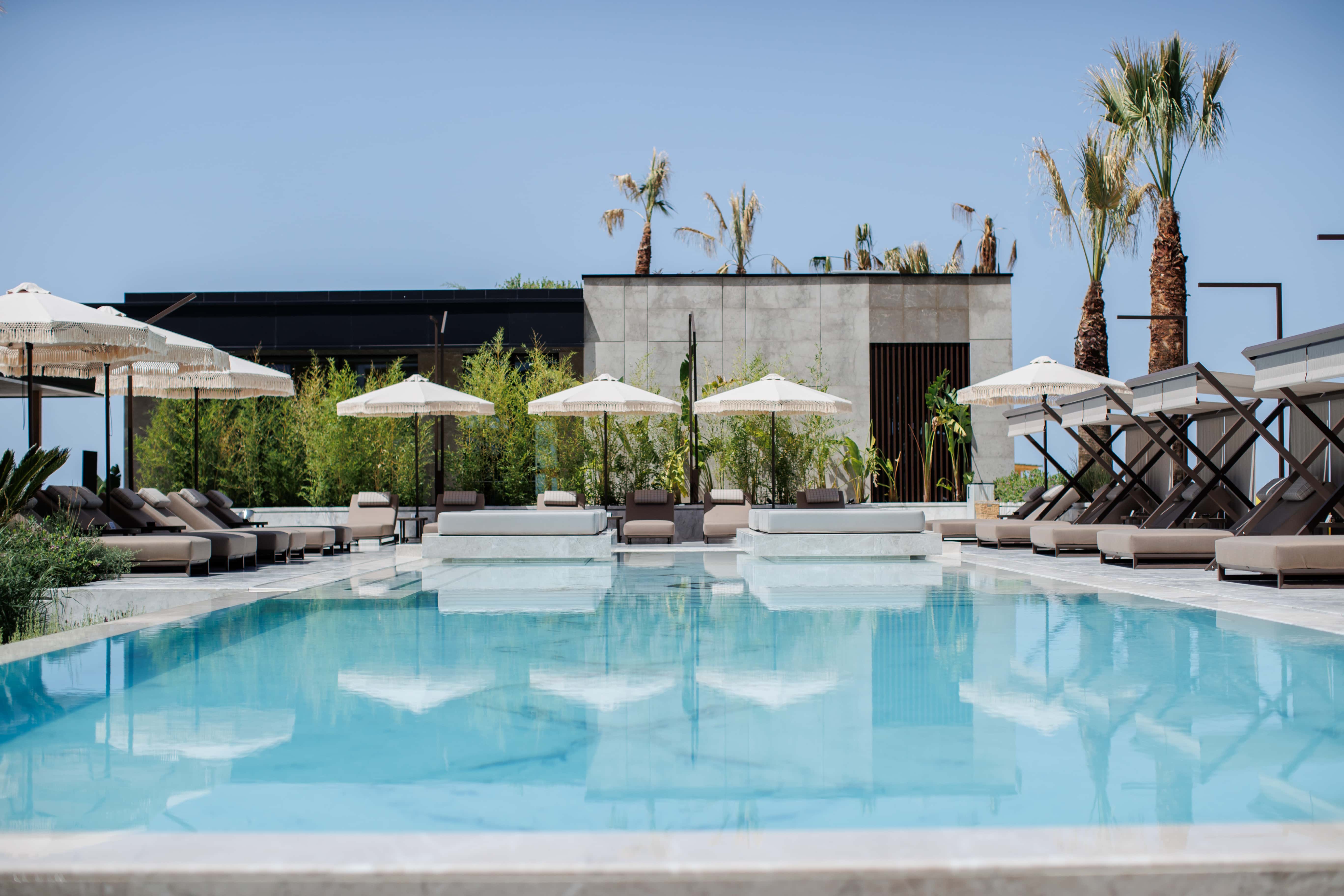prado_luxury_hotel_pool