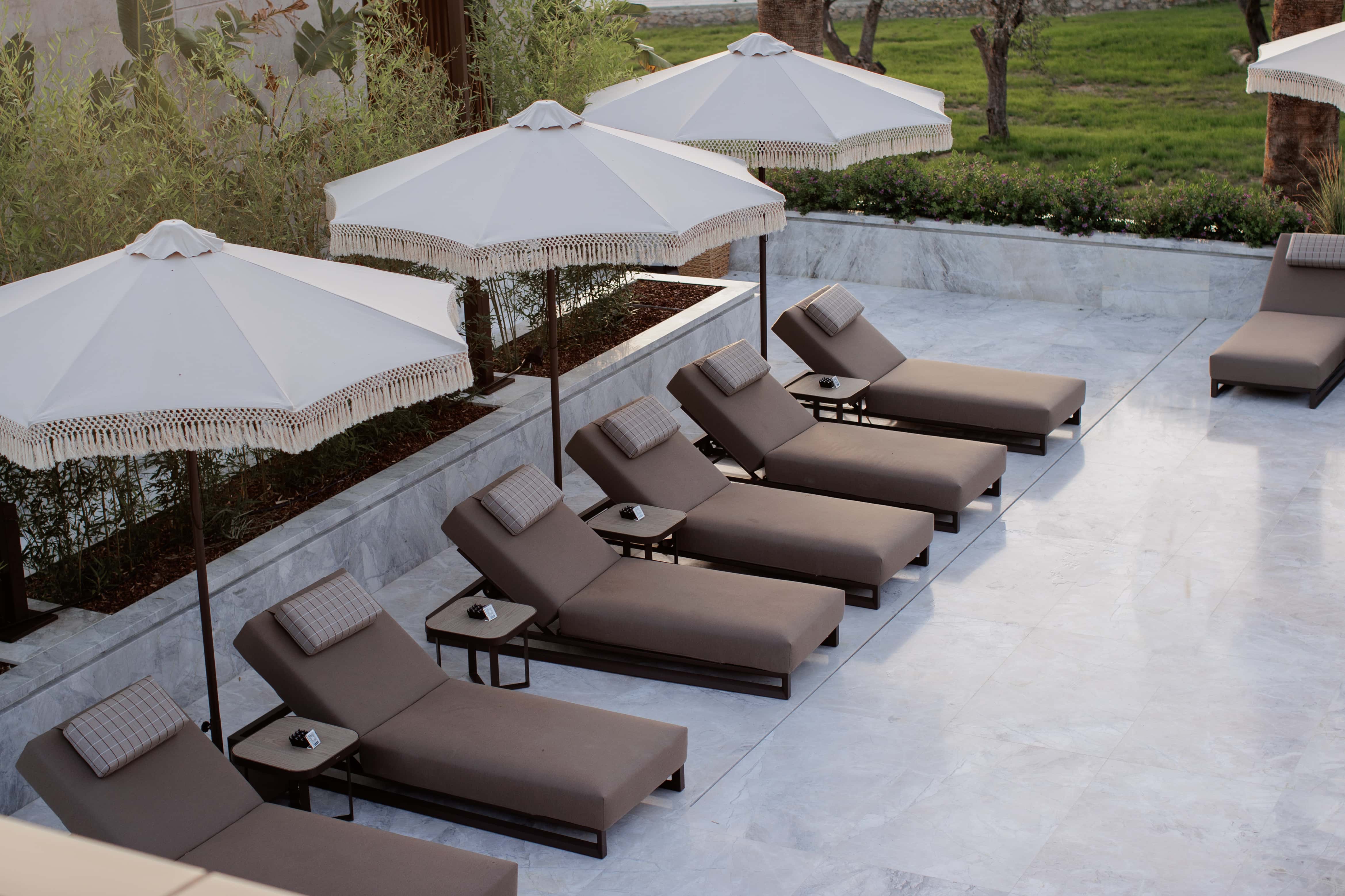 prado_luxury_hotel_pool_sunchairs
