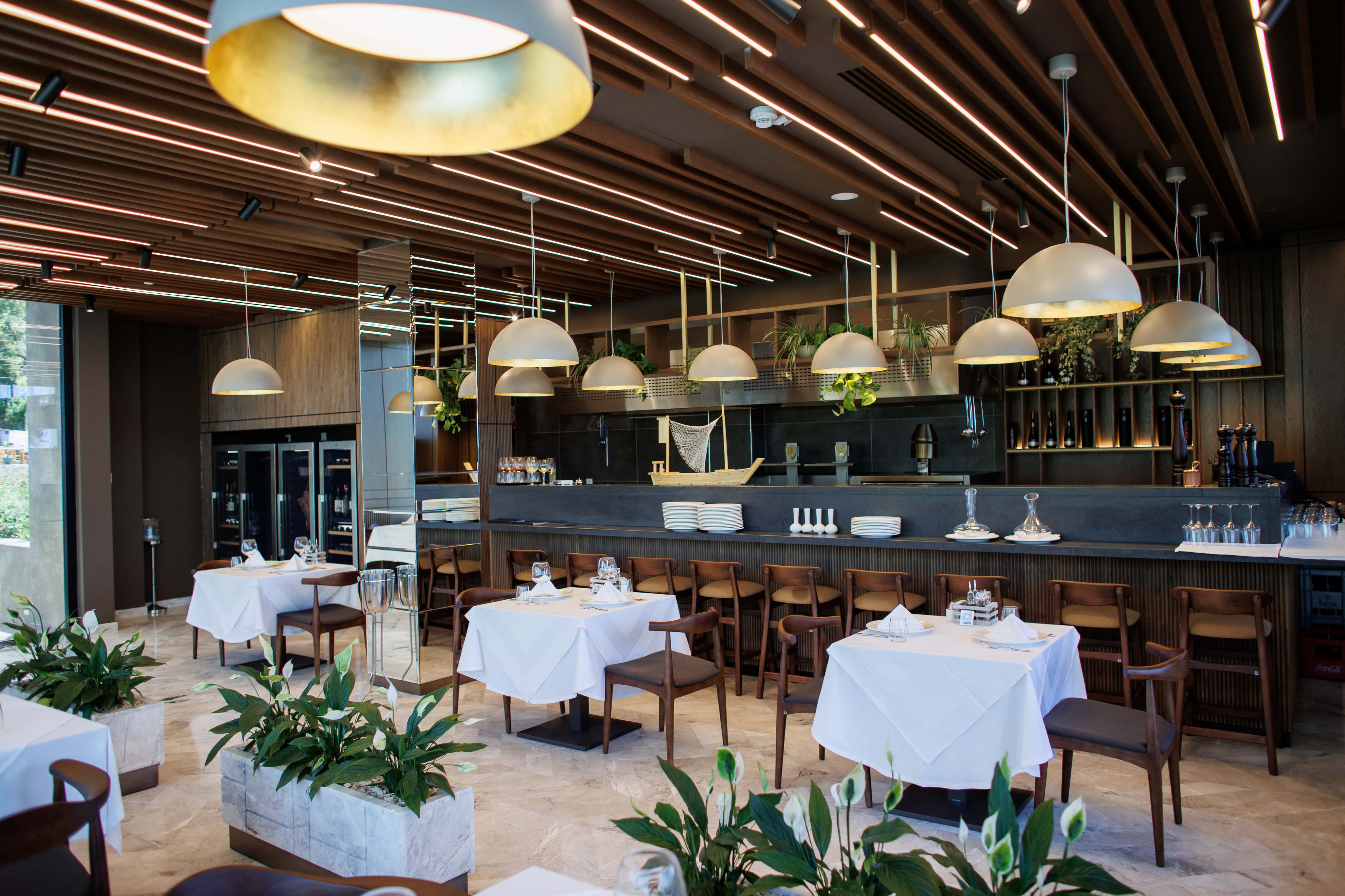 prado_luxury_hotel_restaurant_counter