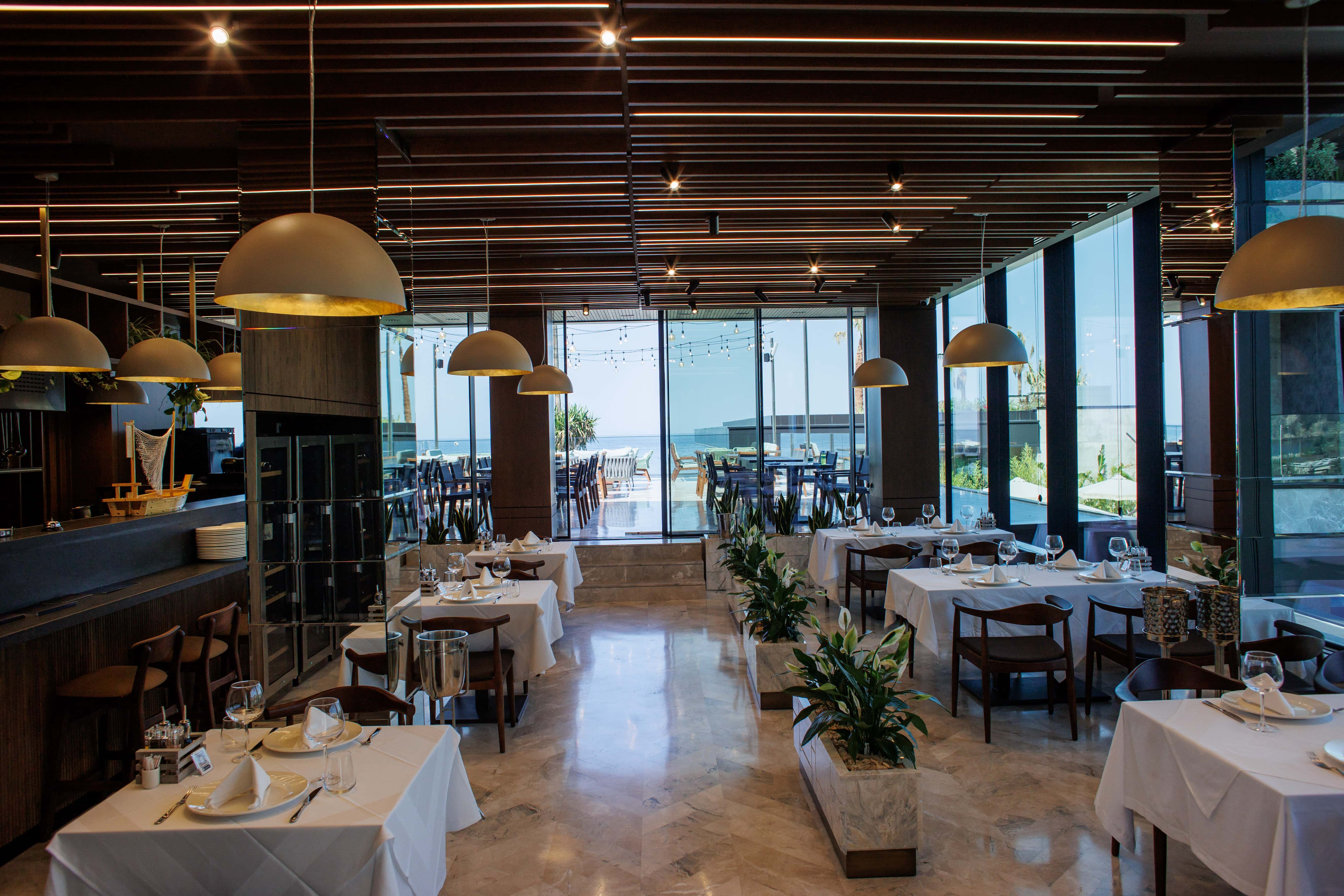 prado_luxury_hotel_restaurant_tables
