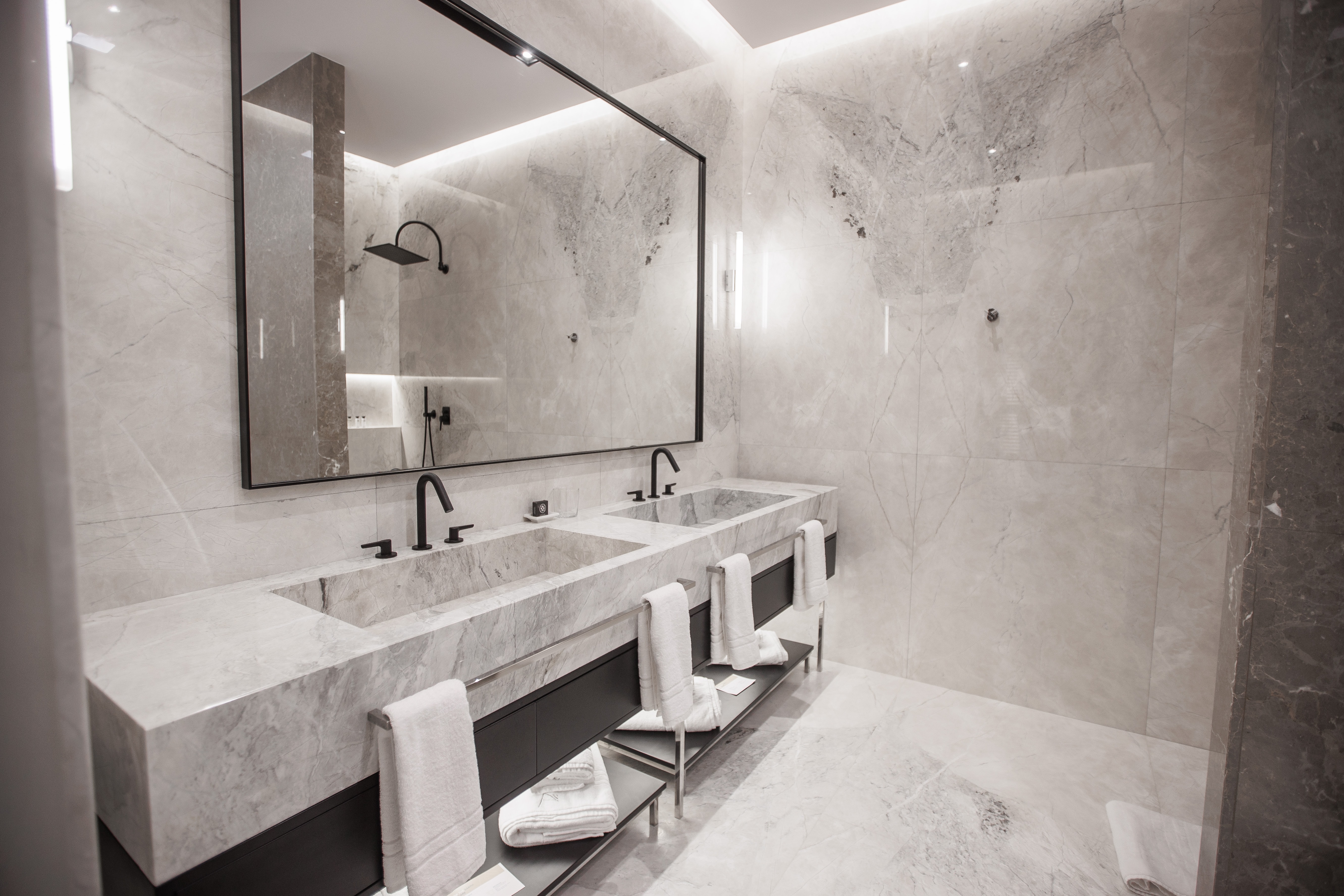 prado_luxury_hotel_room_family_suite_bathroom