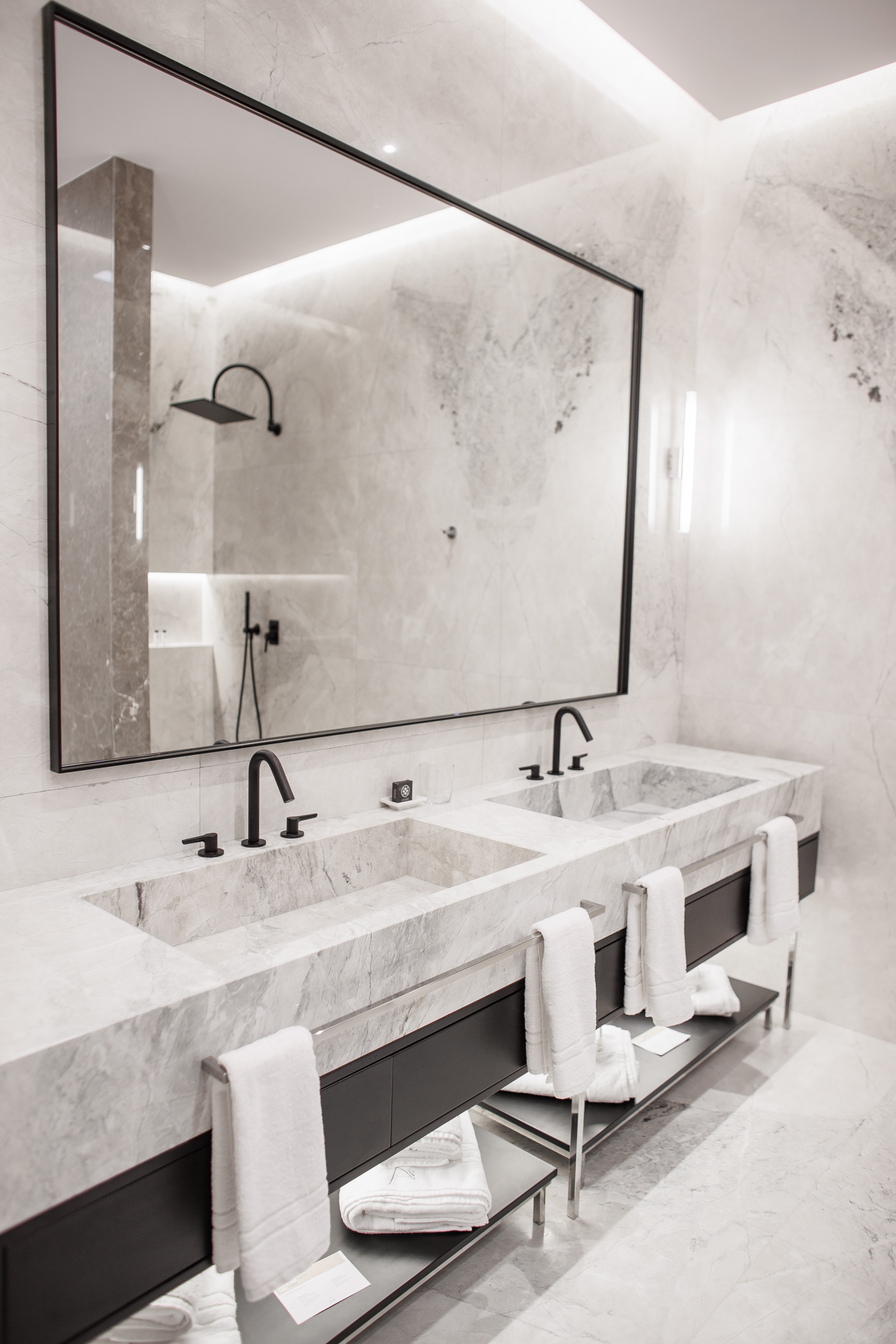 prado_luxury_hotel_room_family_suite_bathroom_towels
