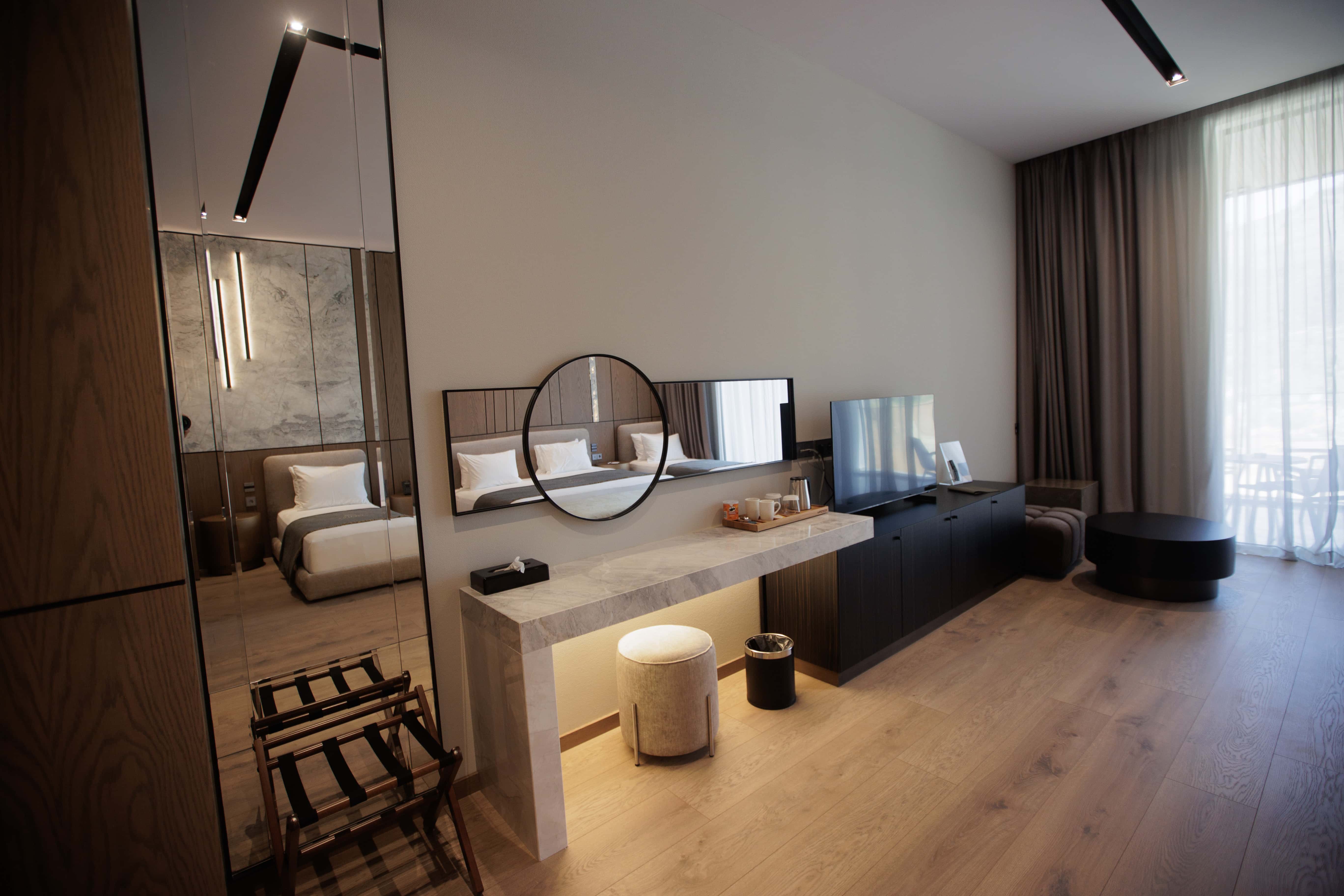 prado_luxury_hotel_room_family_suite_mirror