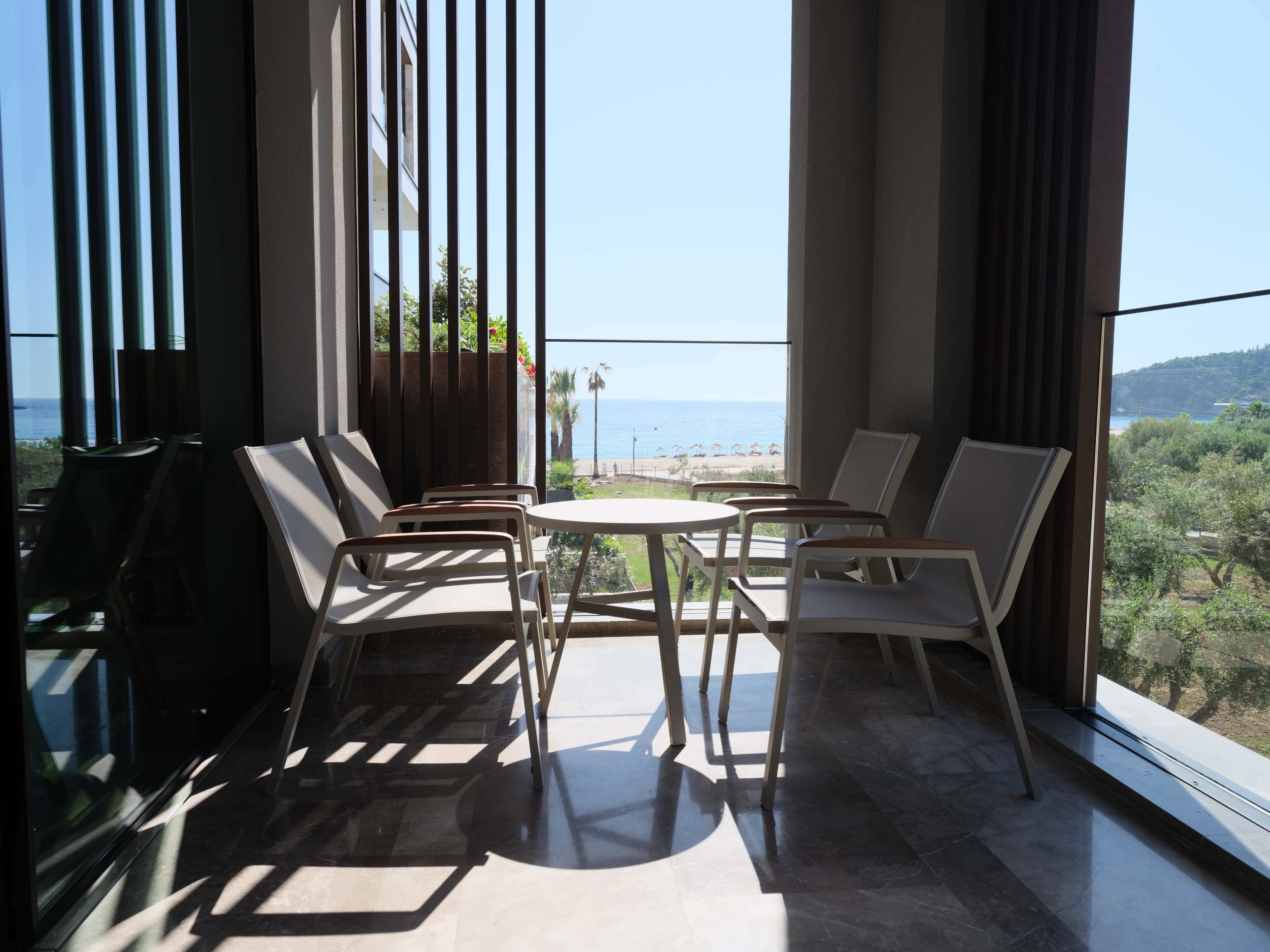 prado_luxury_hotel_room_junior_suite_balcony_chairs