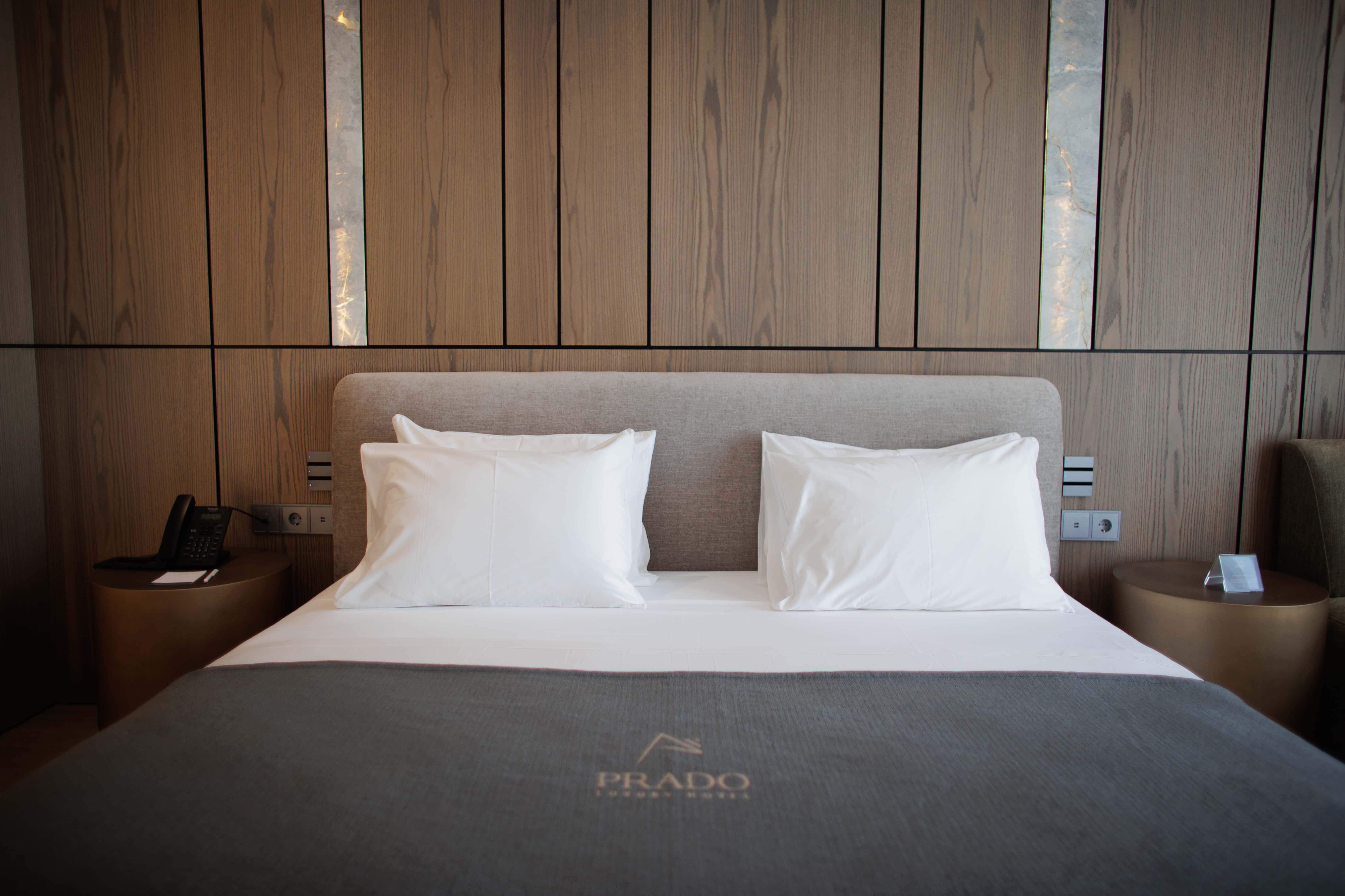 prado_luxury_hotel_room_junior_suite_bed