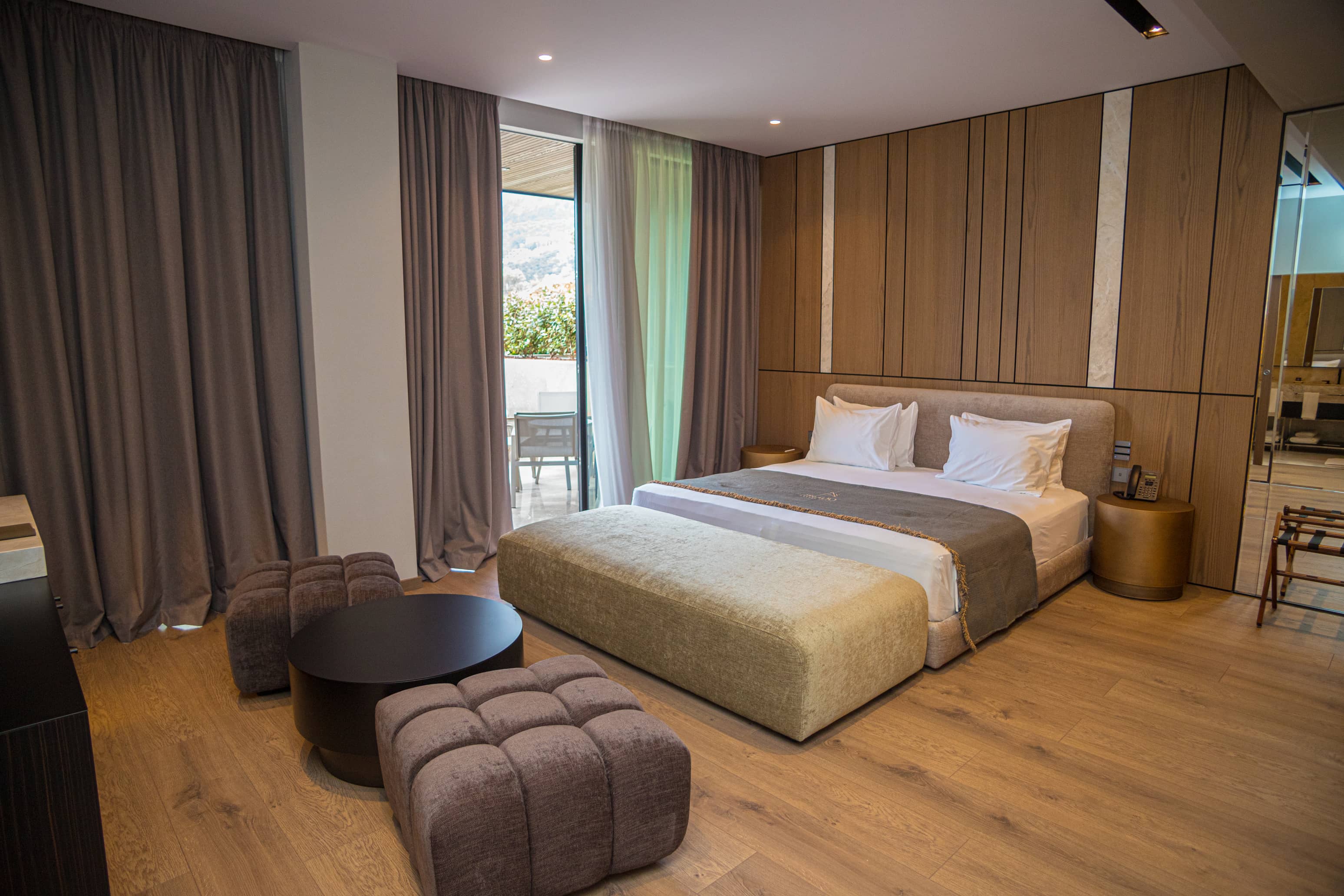 prado_luxury_hotel_room_junior_suite_jacuzzi_full_view
