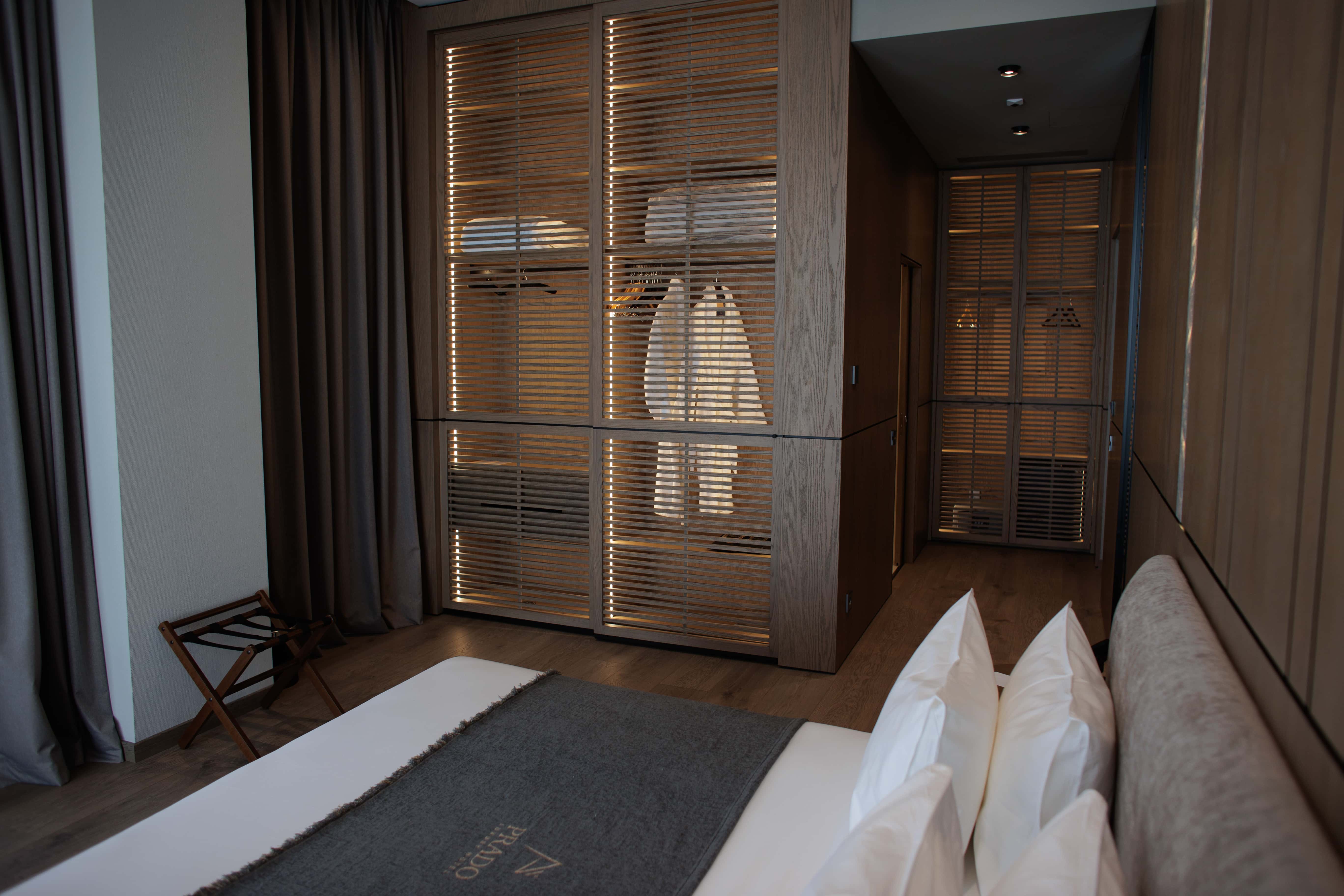 prado_luxury_hotel_room_junior_suite_seaview_bed_closet