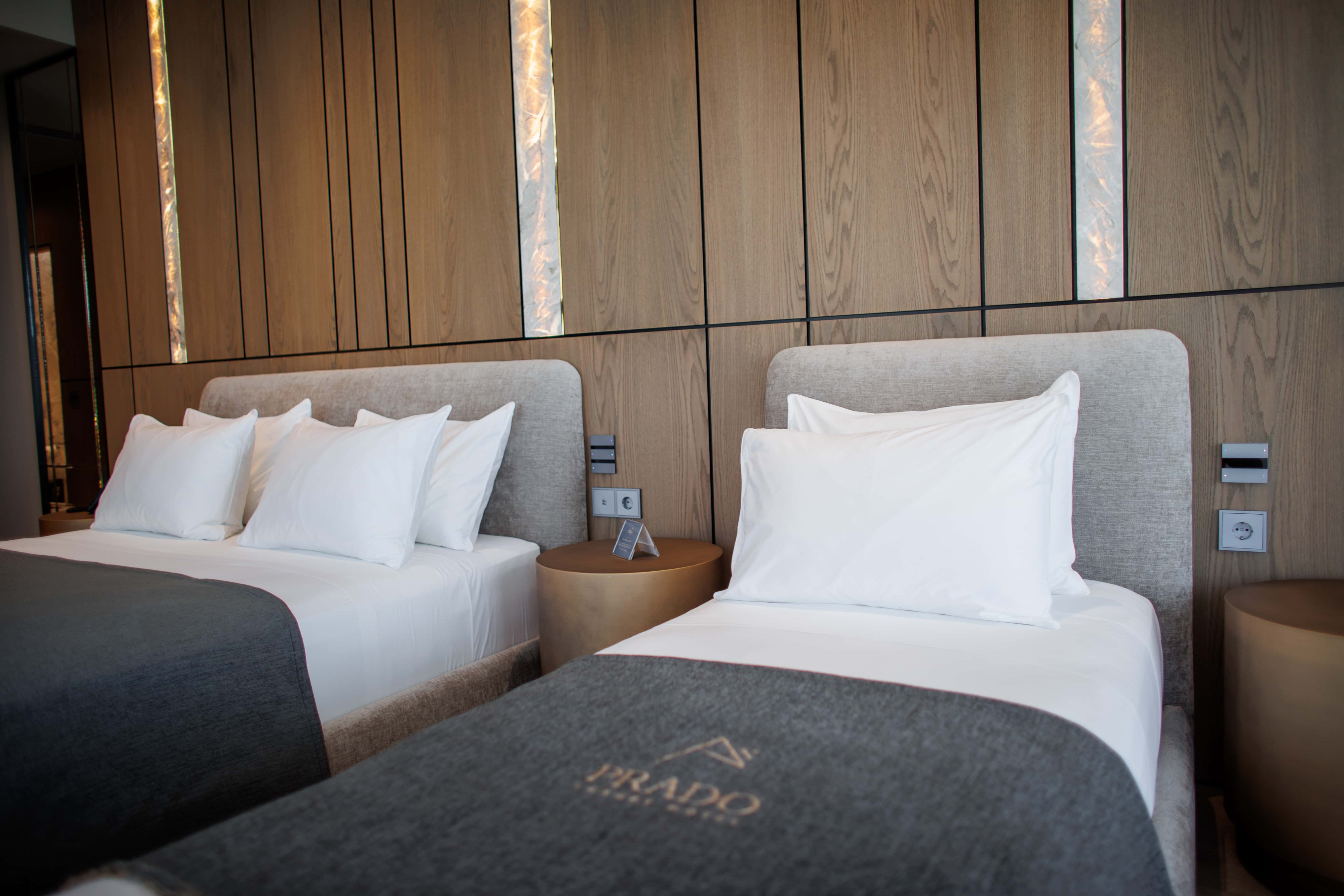 prado_luxury_hotel_room_junior_suite_seaview_beds_view