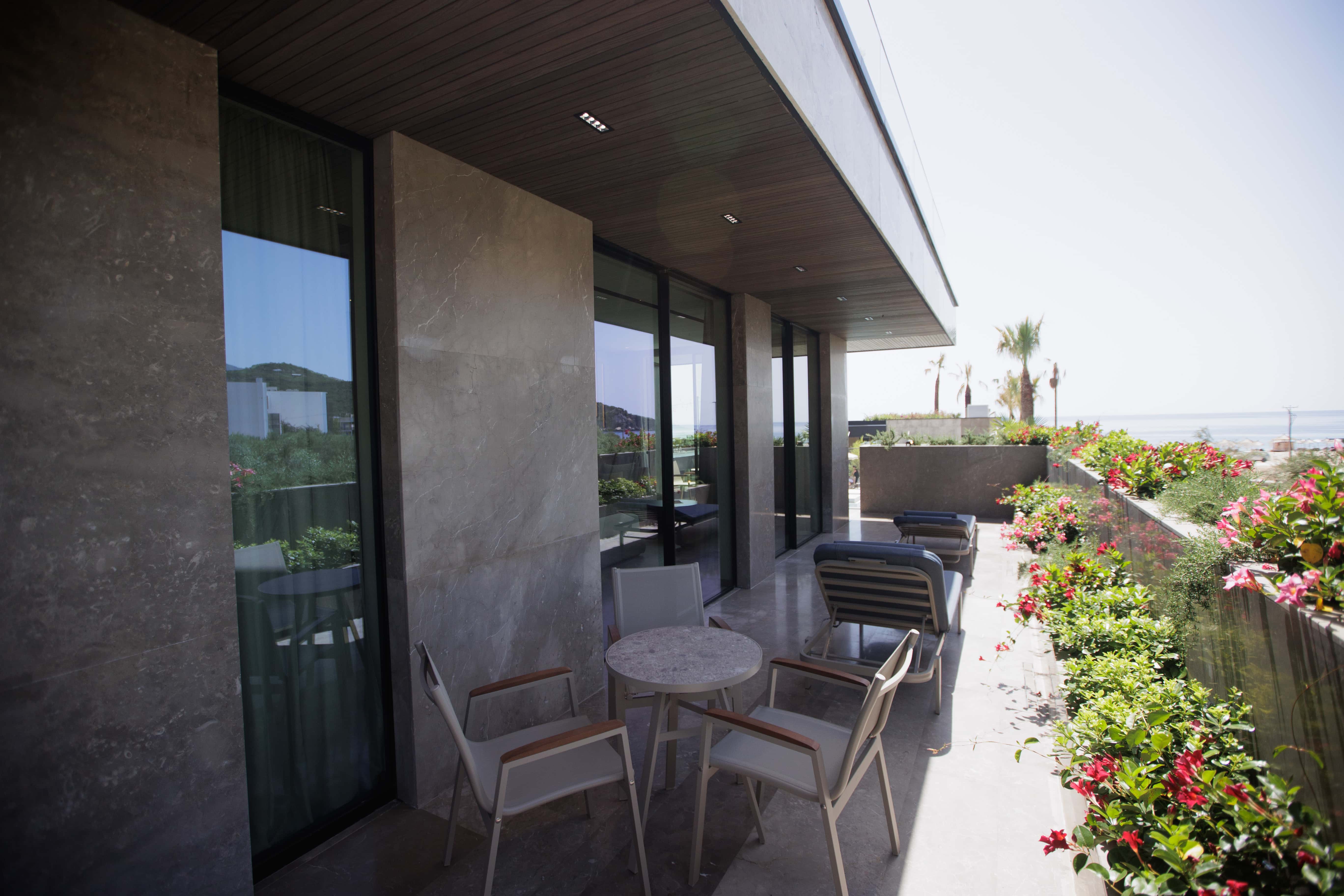 prado_luxury_hotel_room_junior_suite_seaview_jacuzzi_balcony_chairs