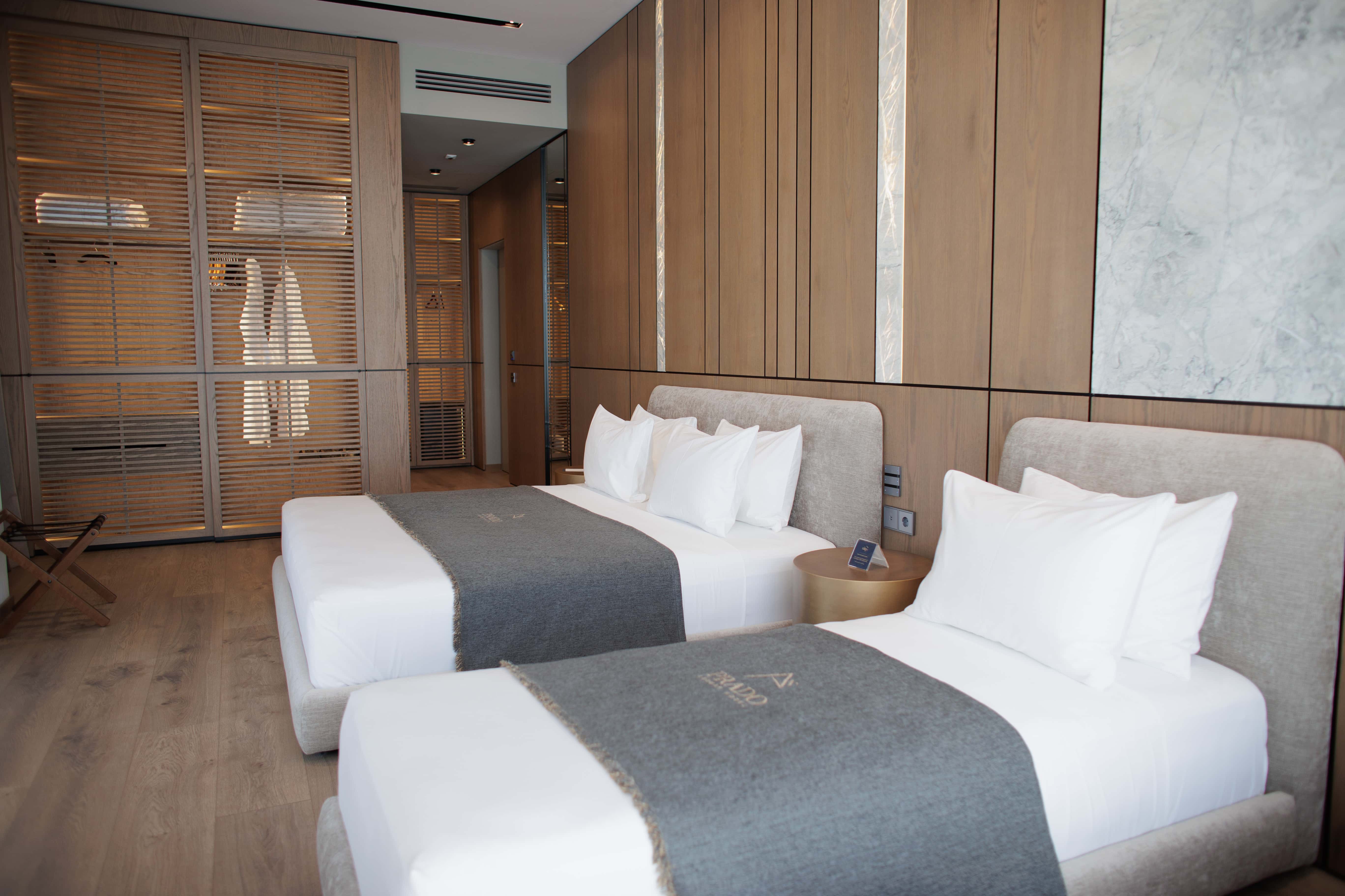 prado_luxury_hotel_room_junior_suite_seaview_jacuzzi_beds_side