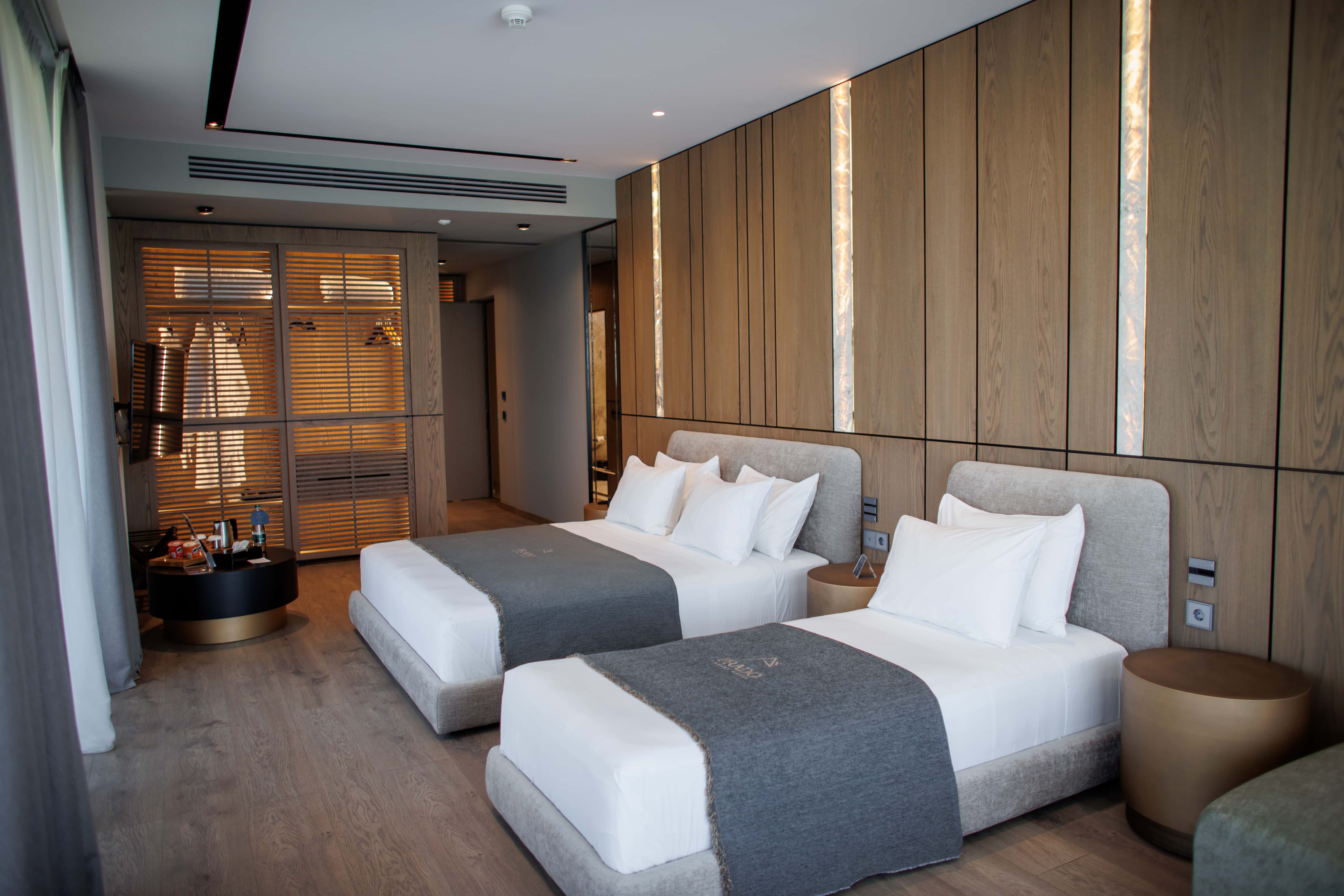 prado_luxury_hotel_room_junior_suite_seaview_jacuzzi_beds_side_view