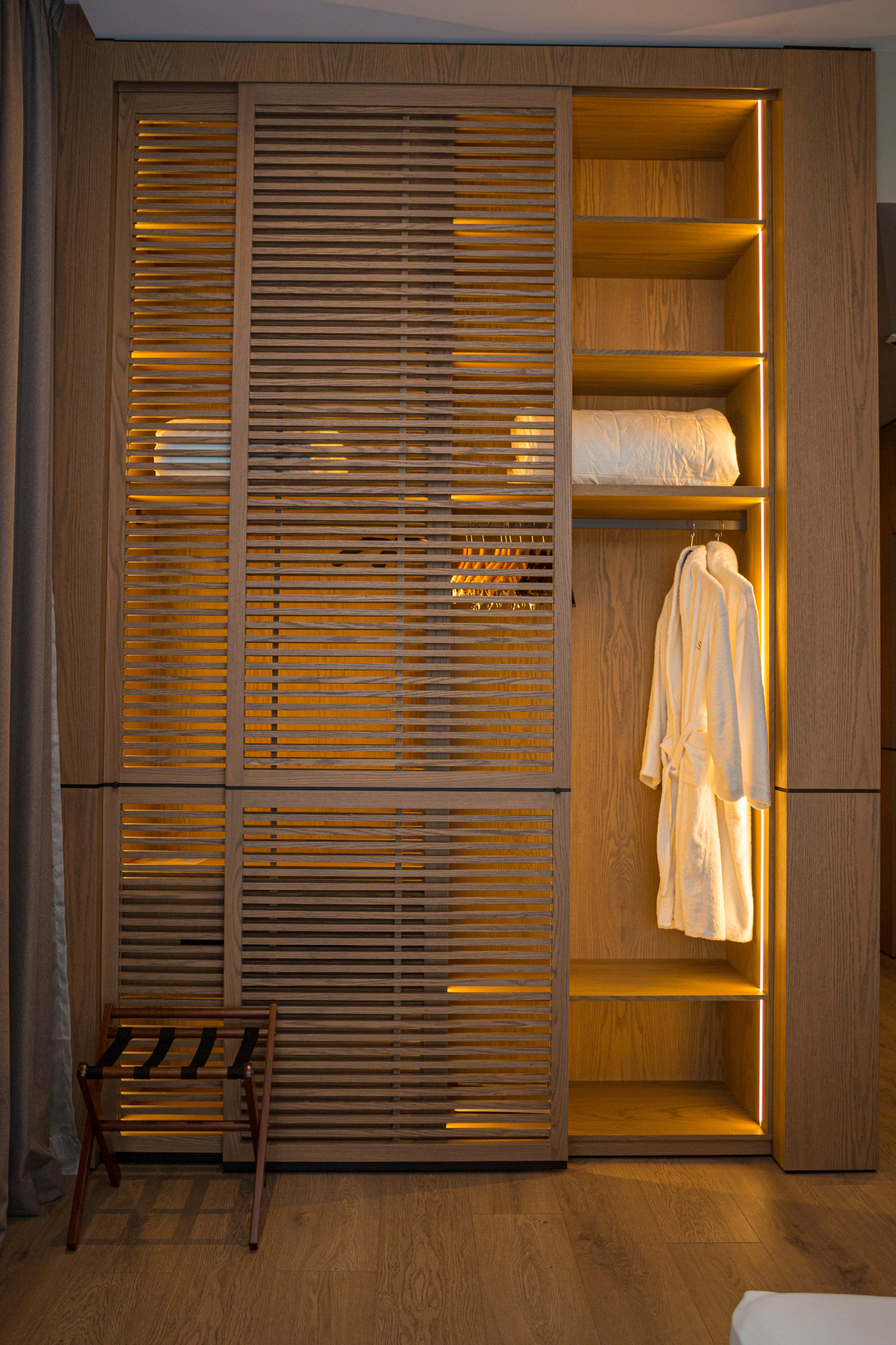 prado_luxury_hotel_room_junior_suite_seaview_jacuzzi_closet_lights