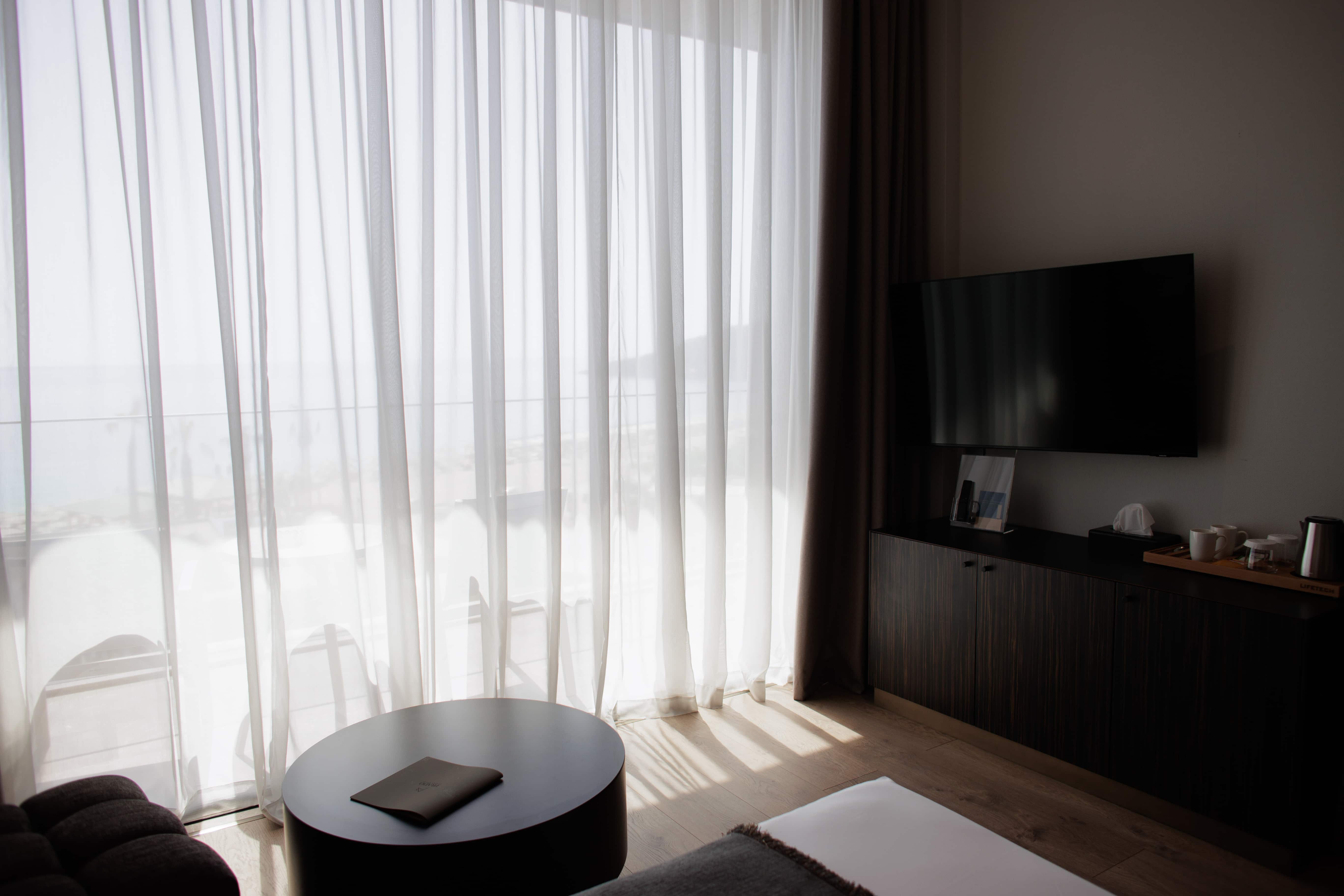 prado_luxury_hotel_room_junior_suite_seaview_jacuzzi_curtain