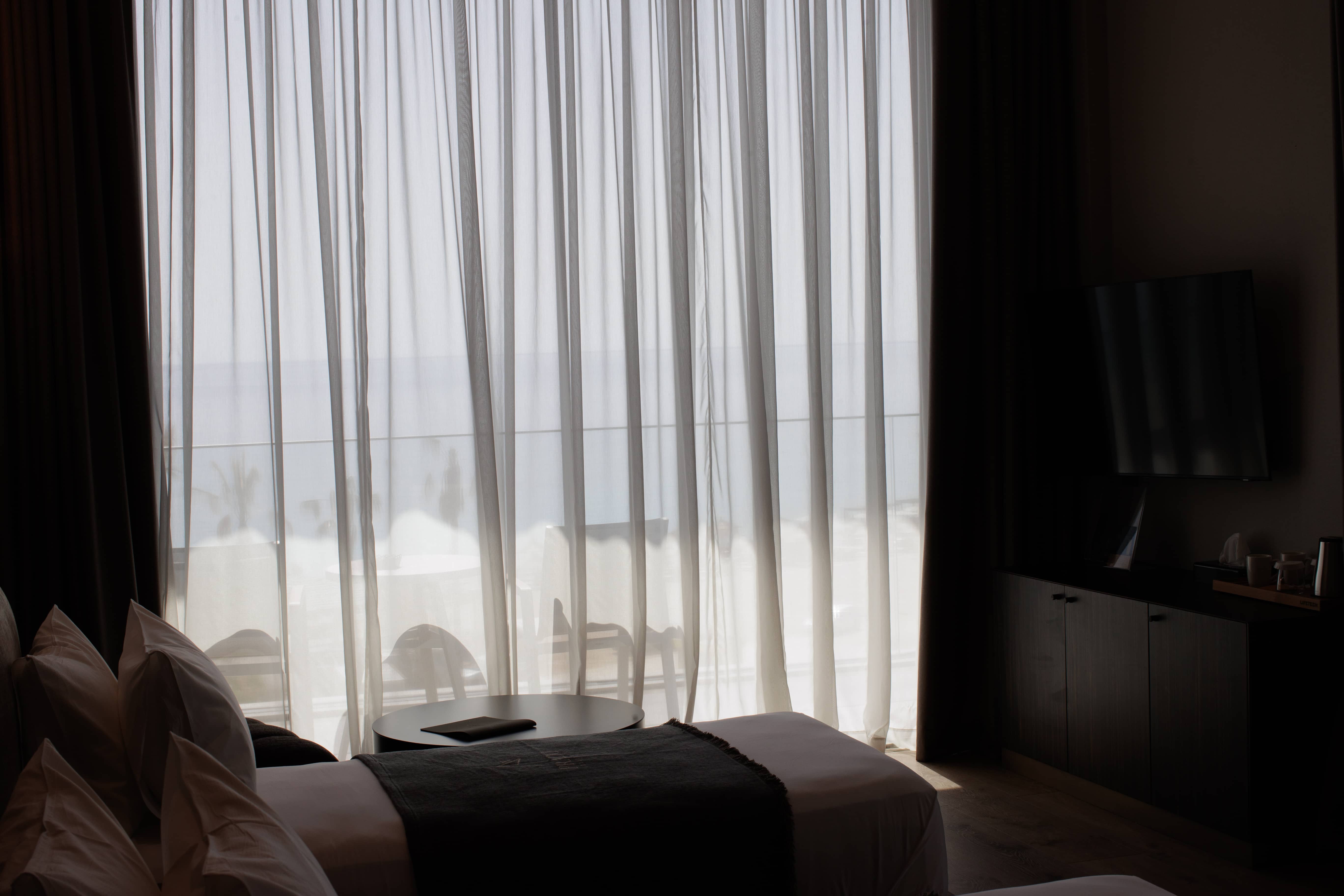 prado_luxury_hotel_room_junior_suite_seaview_jacuzzi_curtain_dark