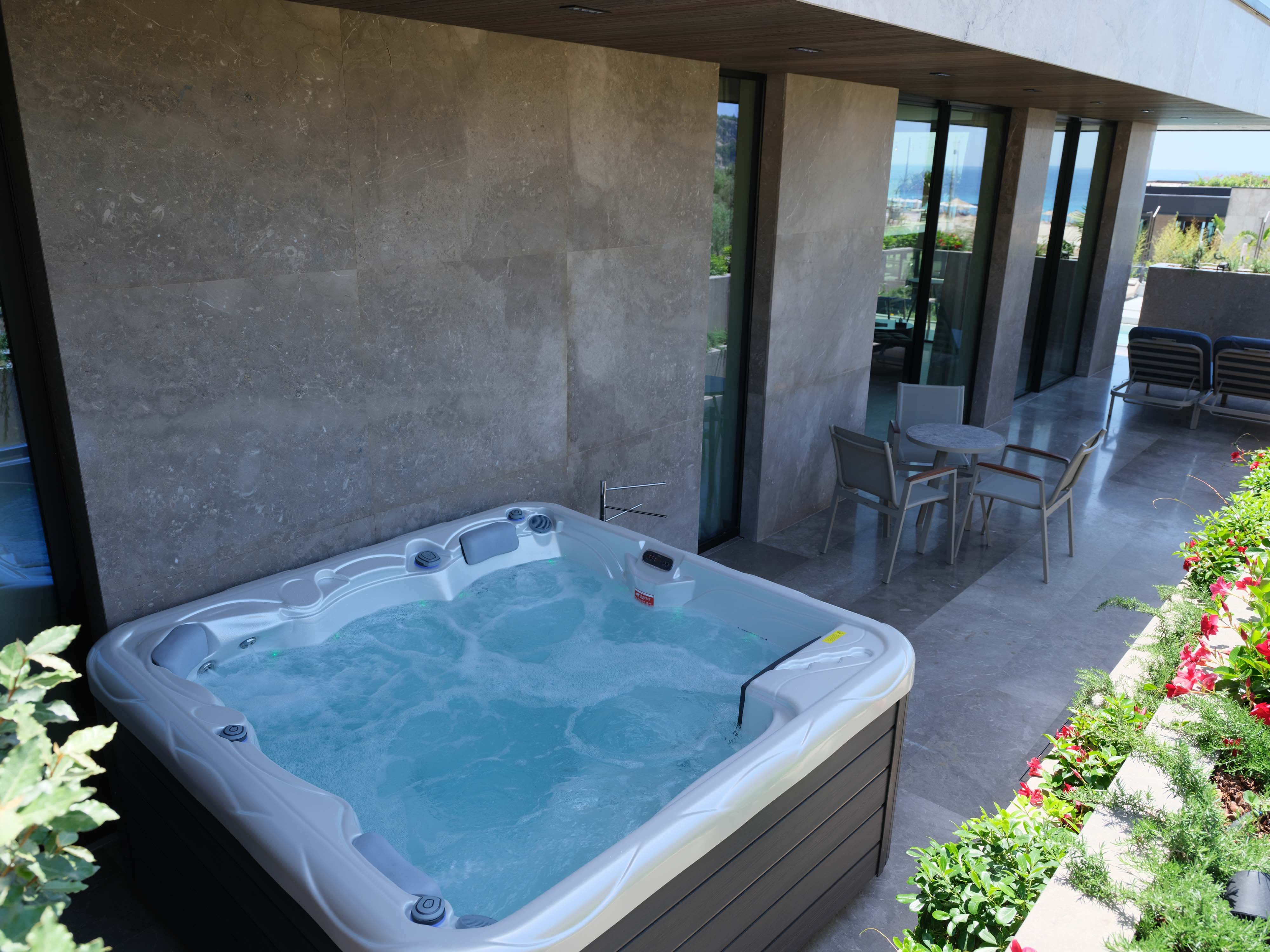 prado_luxury_hotel_room_junior_suite_seaview_jacuzzi_full