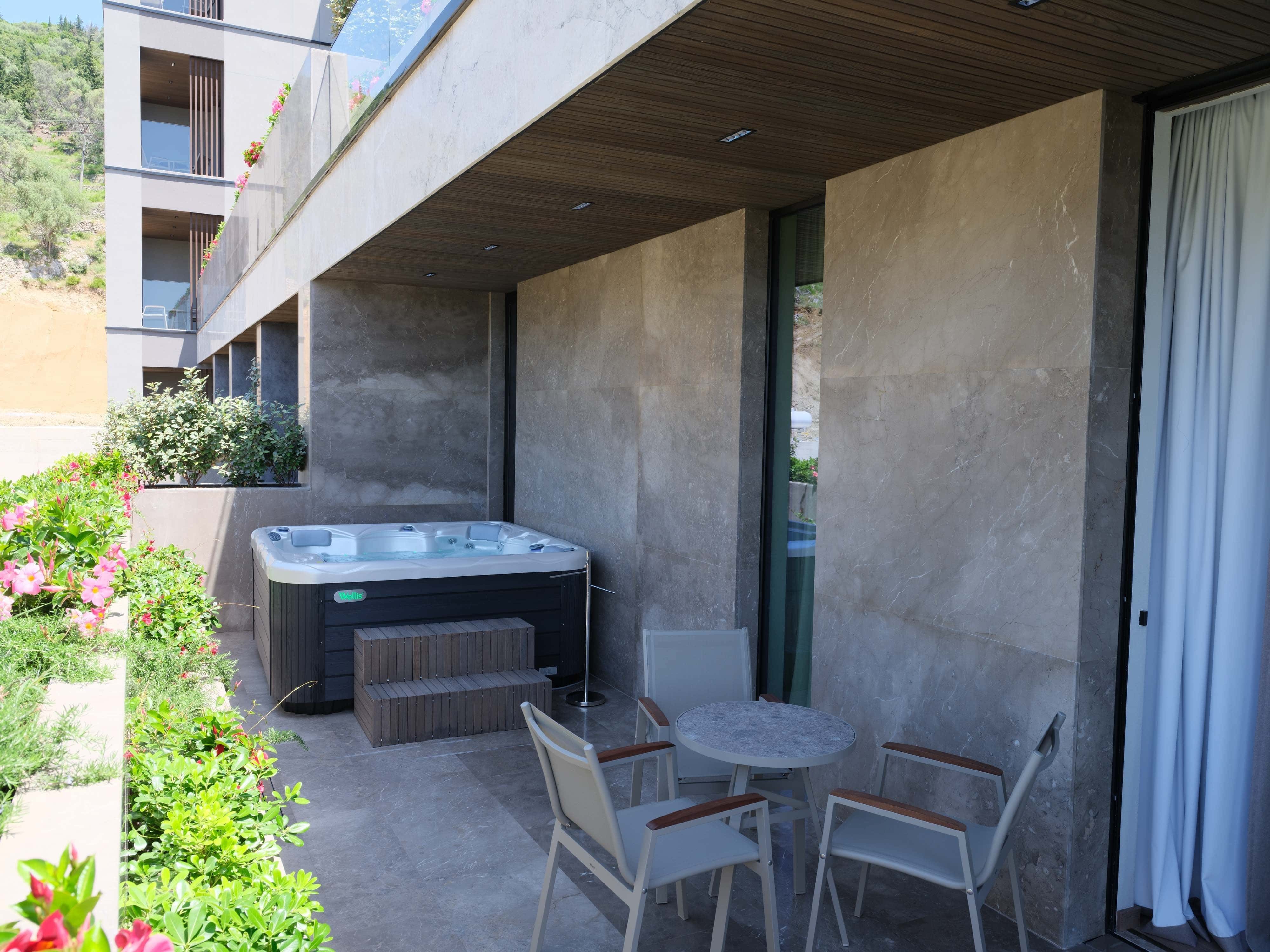 prado_luxury_hotel_room_junior_suite_seaview_jacuzzi_in_balcony