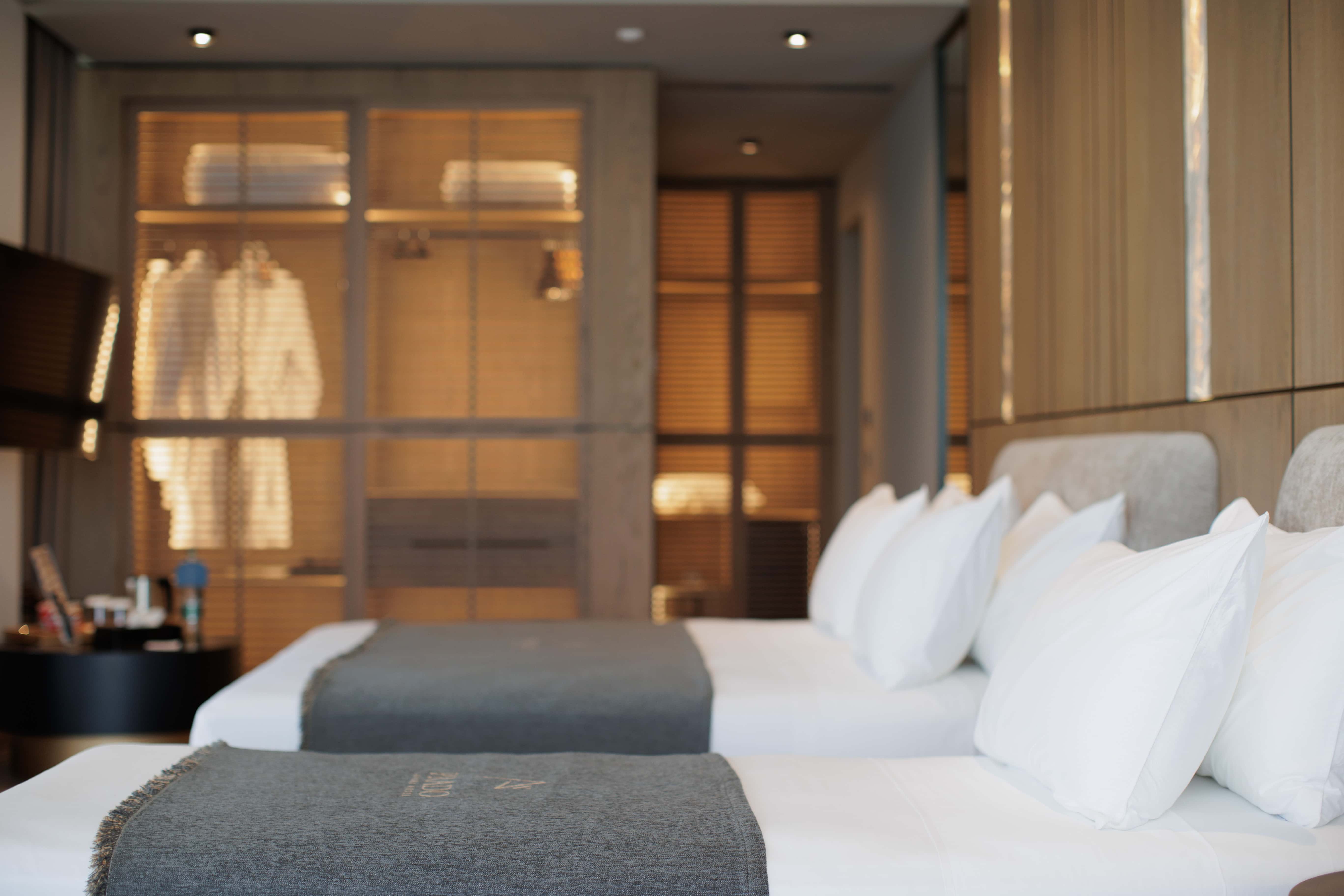 prado_luxury_hotel_room_junior_suite_seaview_jacuzzi_side_view_blurry